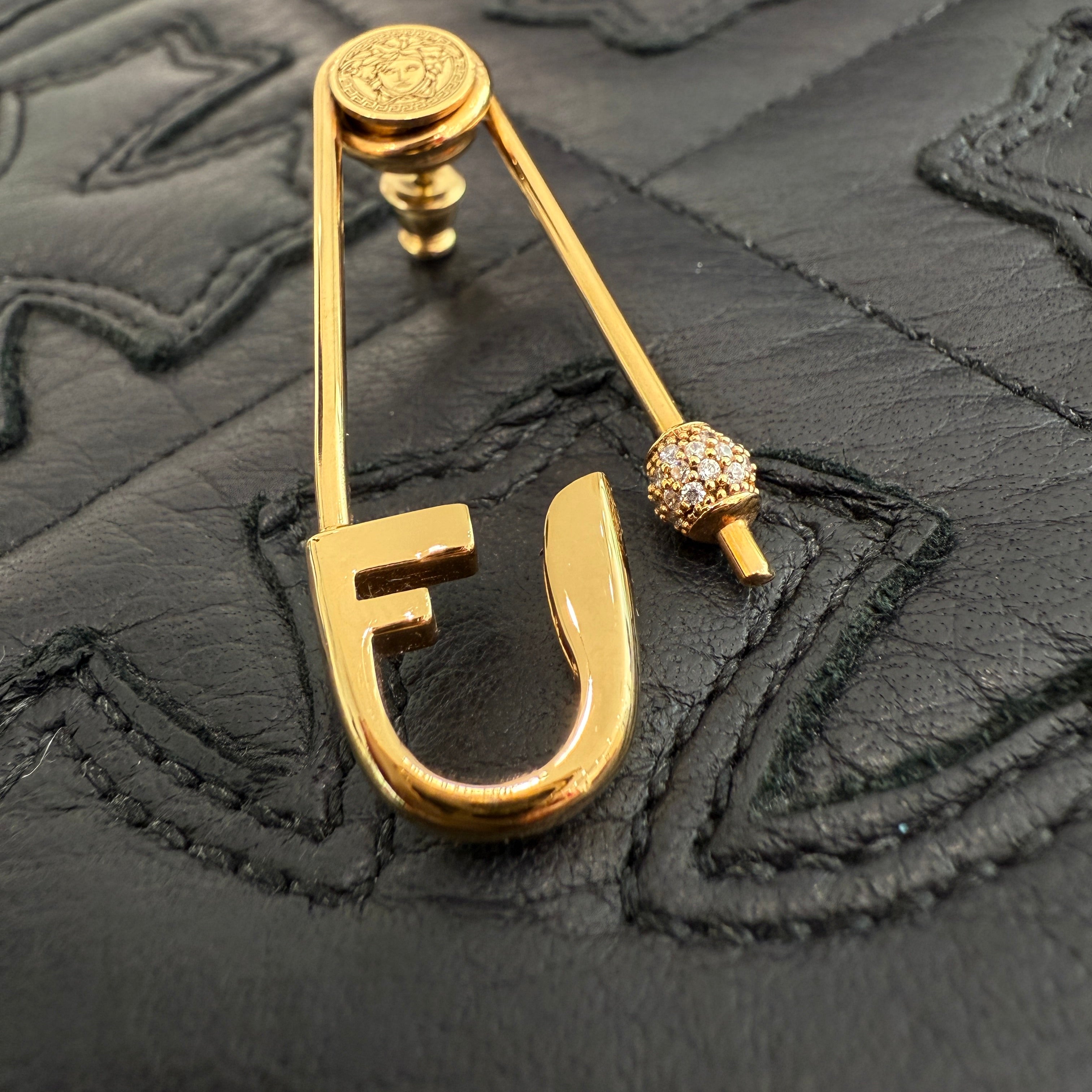 FENDI × VERSACE 2022SS FENDACE Medusa Greca Safety Pin Earrings 8AH584A44GF089U フェンディ × ヴェルサーチェ フェンダーチェ メデューサ グレカ セーフティピン イヤリング