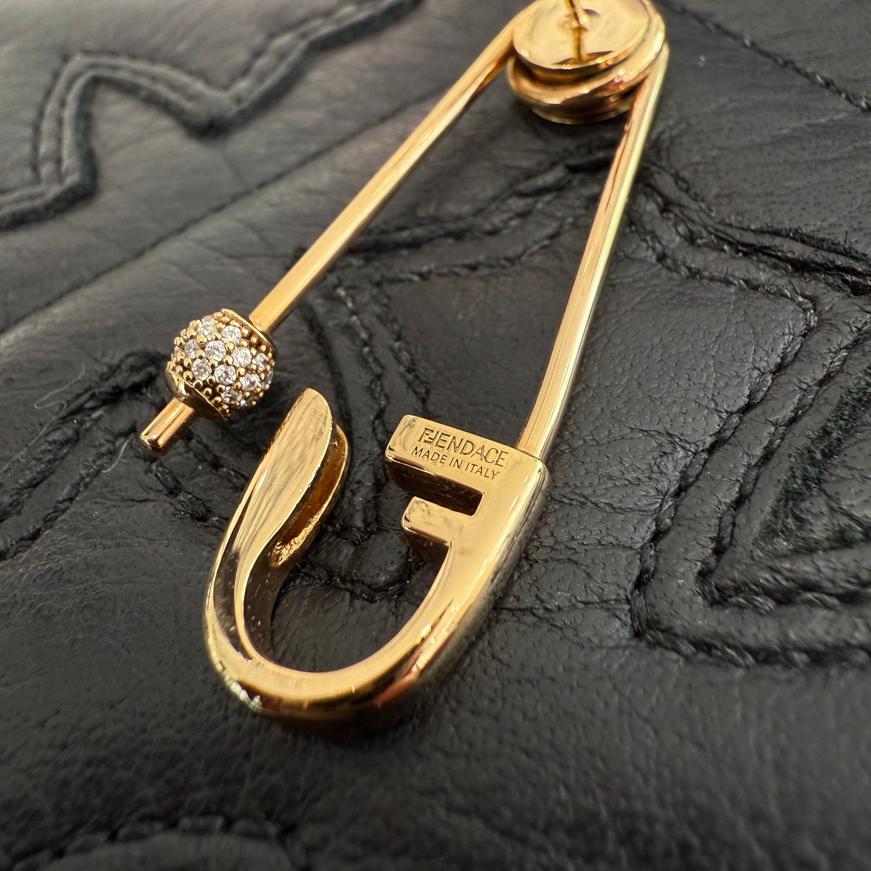 FENDI × VERSACE 2022SS FENDACE Medusa Greca Safety Pin Earrings 8AH584A44GF089U フェンディ × ヴェルサーチェ フェンダーチェ メデューサ グレカ セーフティピン イヤリング