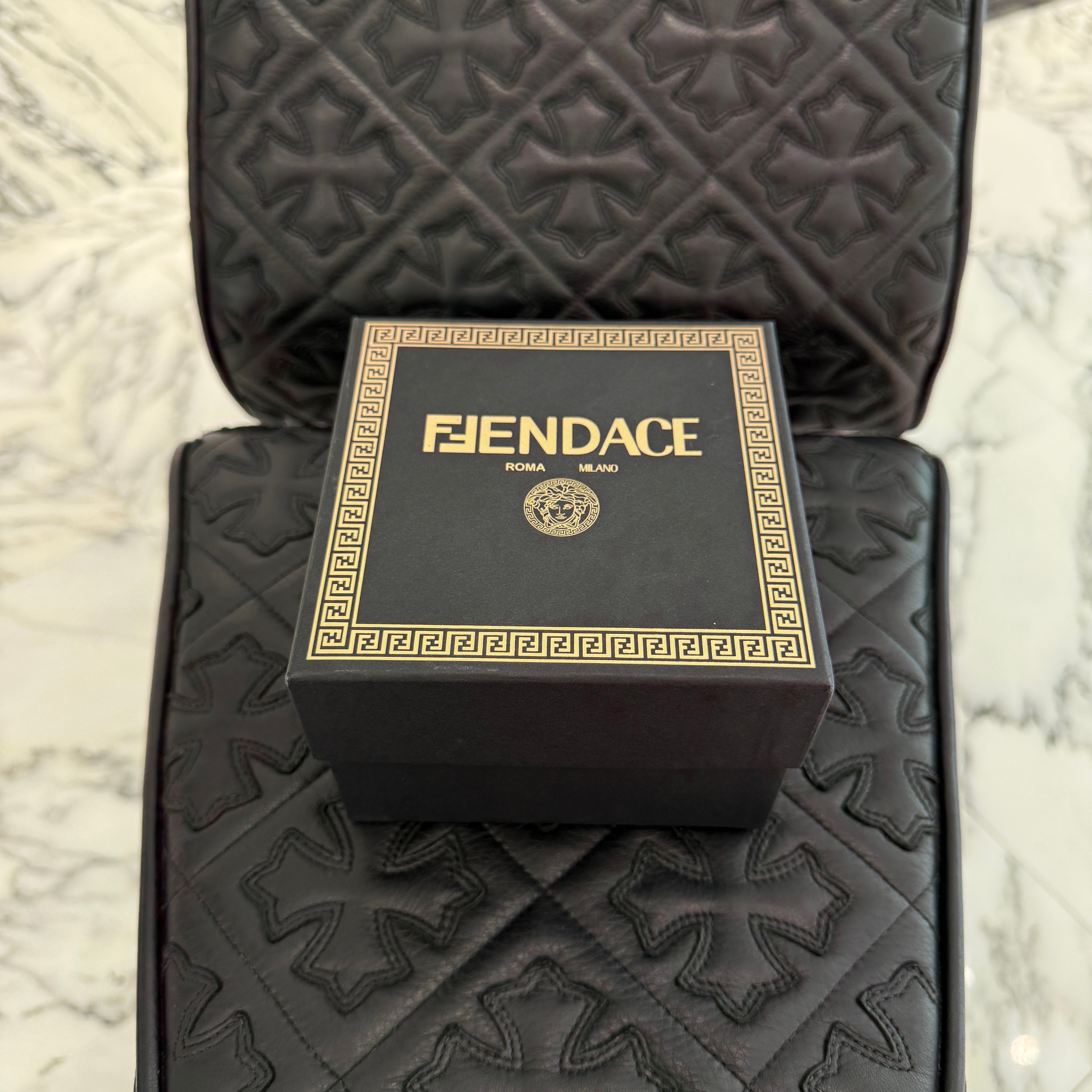 FENDI × VERSACE 2022SS FENDACE Medusa Greca Safety Pin Earrings 8AH584A44GF089U フェンディ × ヴェルサーチェ フェンダーチェ メデューサ グレカ セーフティピン イヤリング