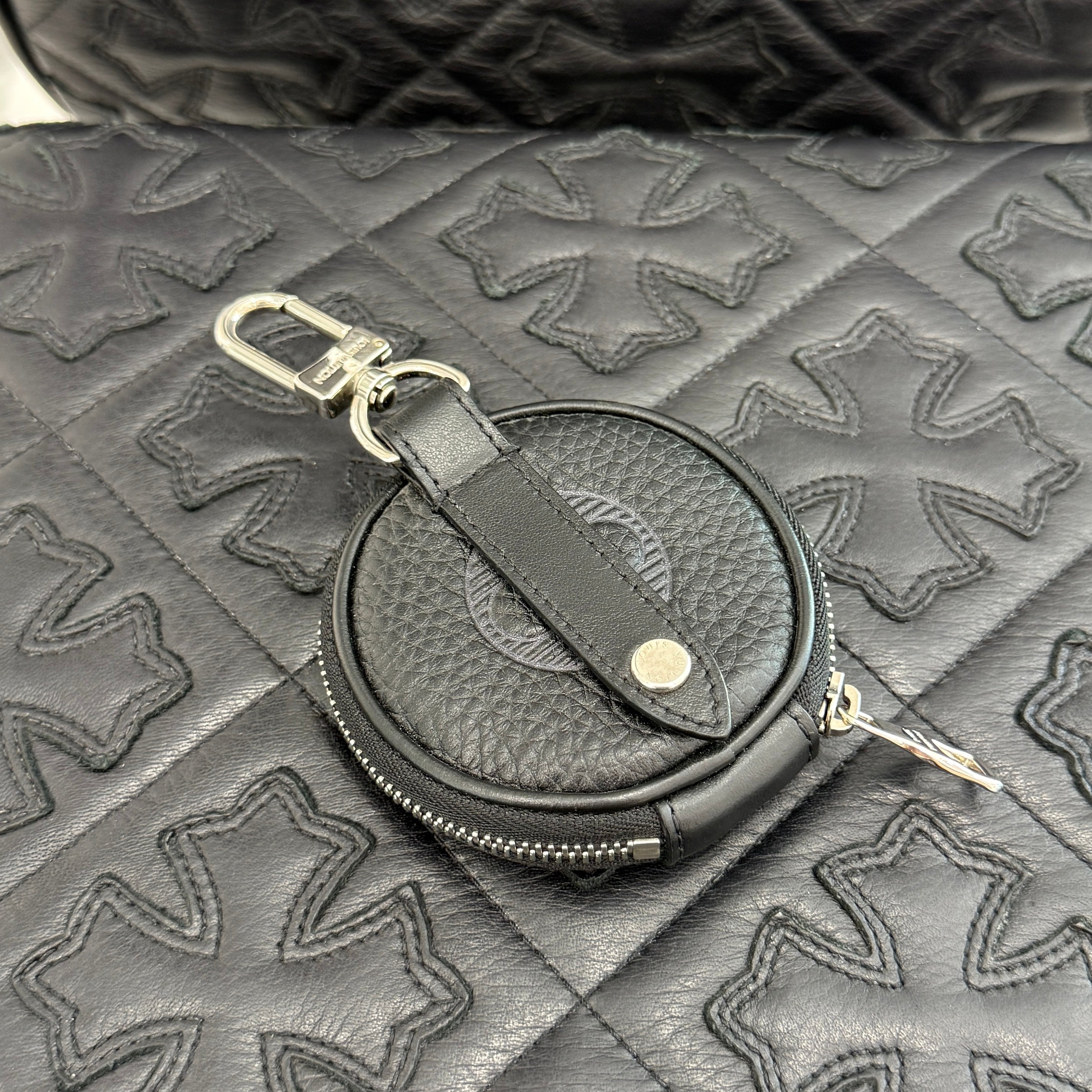 LOUIS VUITTON 2021SS Taurillon Shadow Pouch Bag Charm and Key Holder MP2860 ルイヴィトン トリヨン シャドウポーチバッグ チャーム＆キーホルダー
