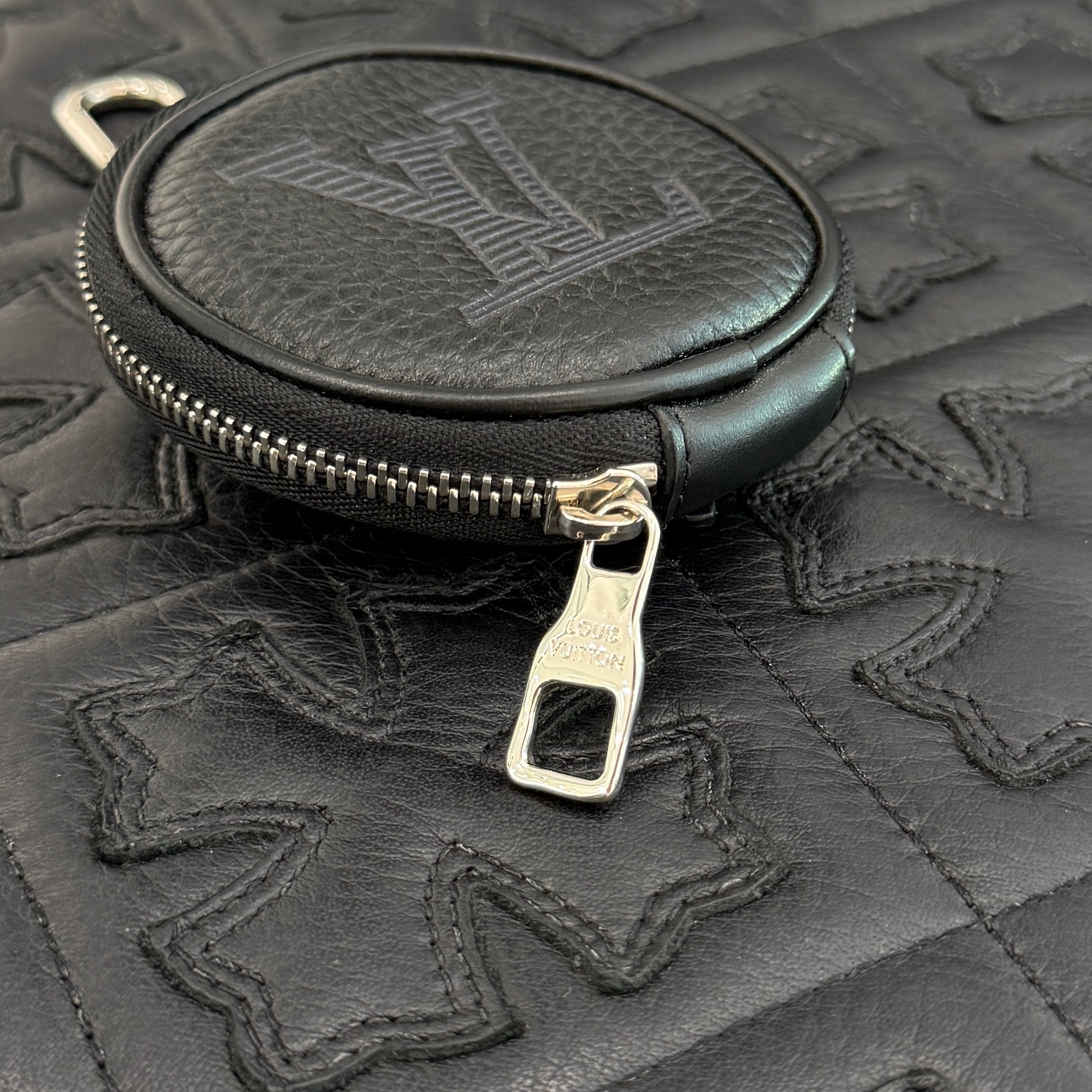 LOUIS VUITTON 2021SS Taurillon Shadow Pouch Bag Charm and Key Holder MP2860 ルイヴィトン トリヨン シャドウポーチバッグ チャーム＆キーホルダー