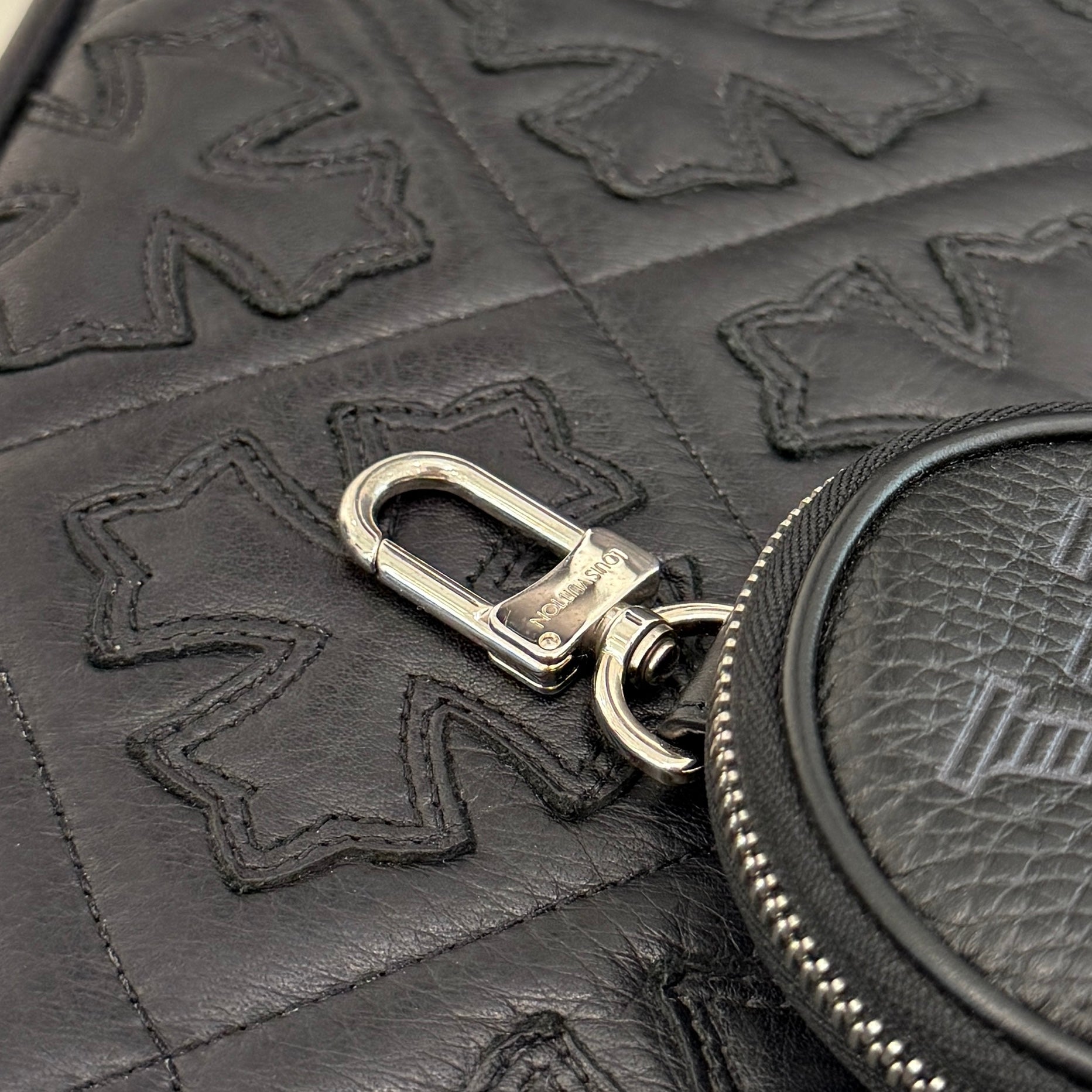 LOUIS VUITTON 2021SS Taurillon Shadow Pouch Bag Charm and Key Holder MP2860 ルイヴィトン トリヨン シャドウポーチバッグ チャーム＆キーホルダー