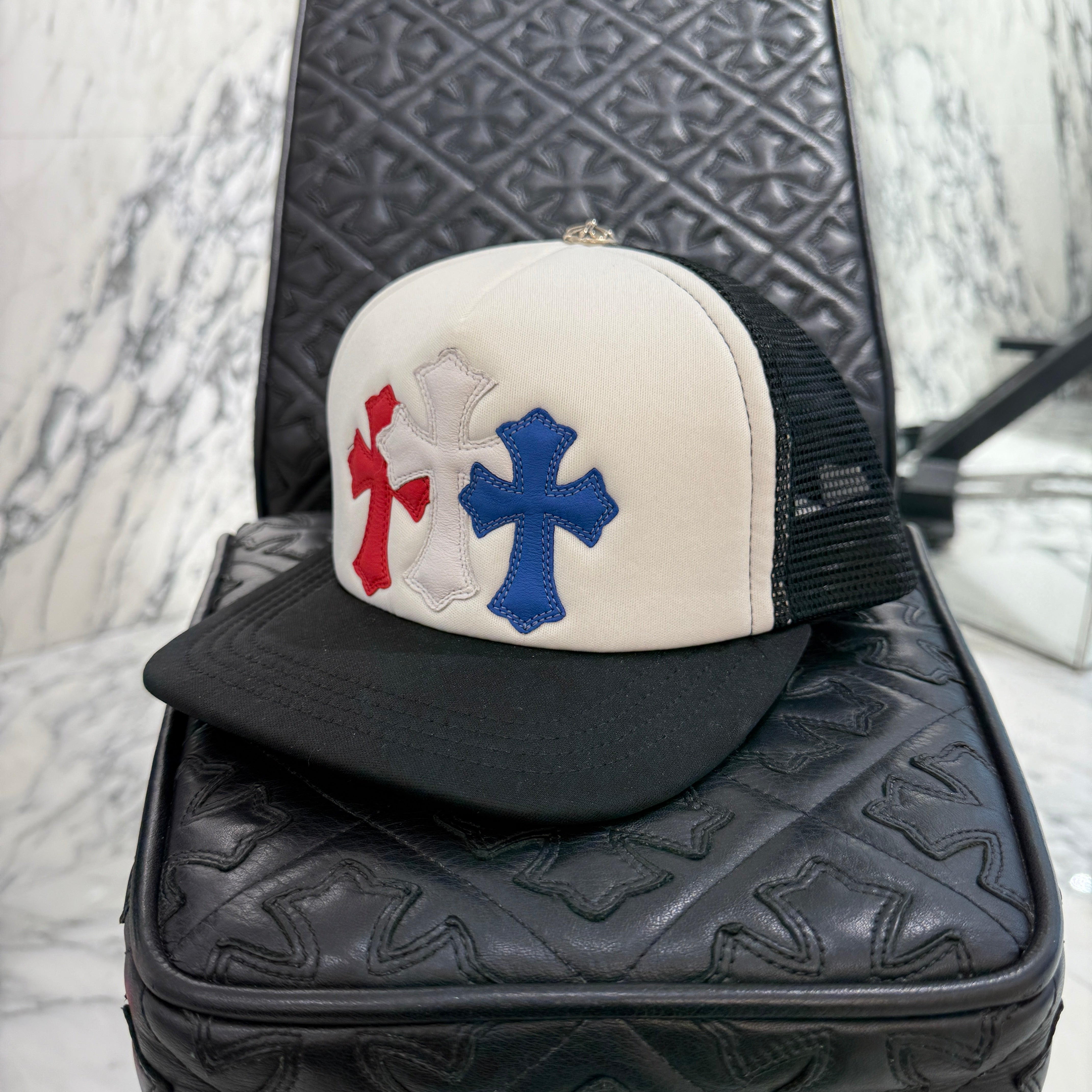CHROME HEARTS Tricolor Triple Cross Patch Trucker Cap Size ONE SIZE (51-61) クロムハーツ トリコロール トリプルクロスパッチ トラッカーキャップ サイズONE SIZE (51-61)
