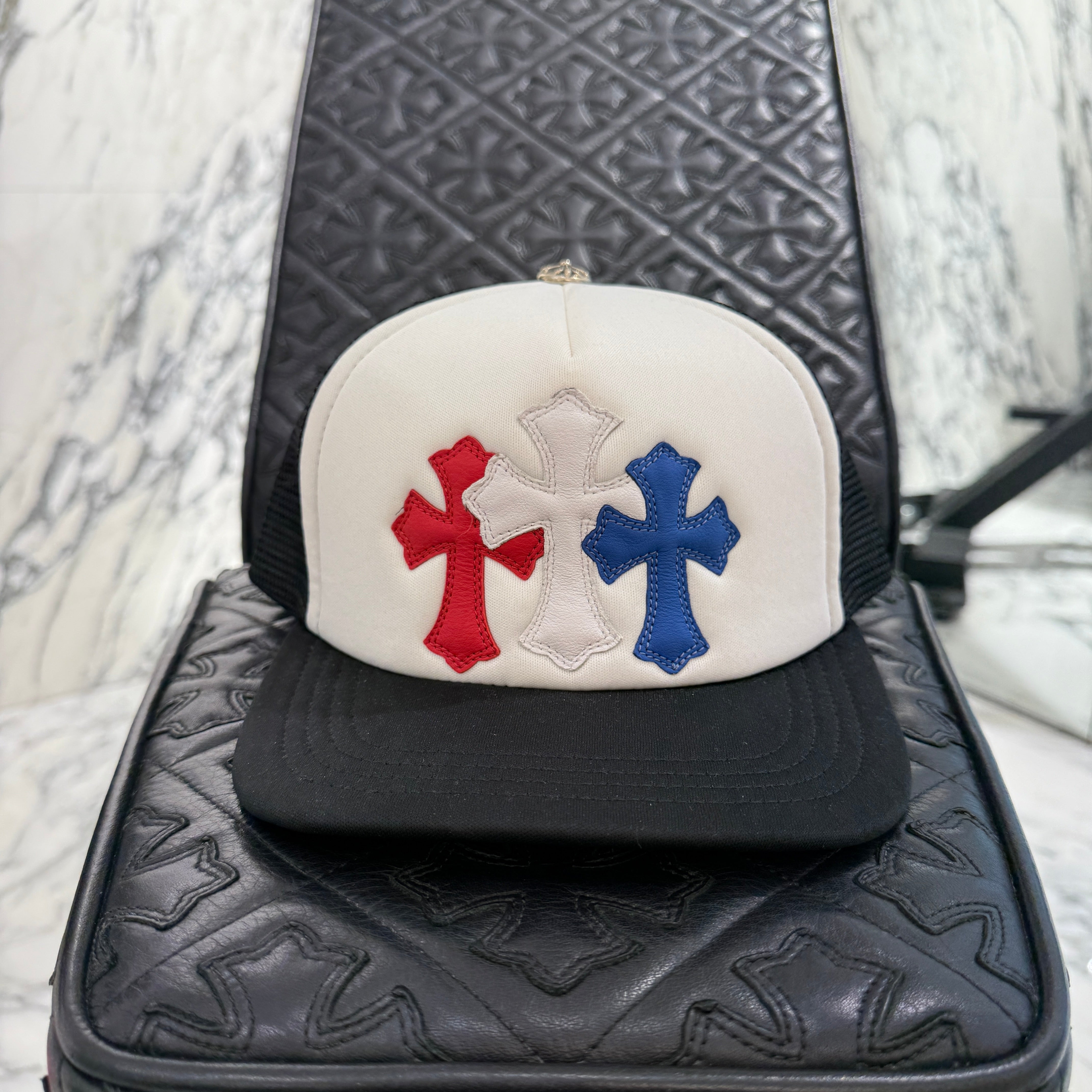 CHROME HEARTS Tricolor Triple Cross Patch Trucker Cap Size ONE SIZE (51-61) クロムハーツ トリコロール トリプルクロスパッチ トラッカーキャップ サイズONE SIZE (51-61)