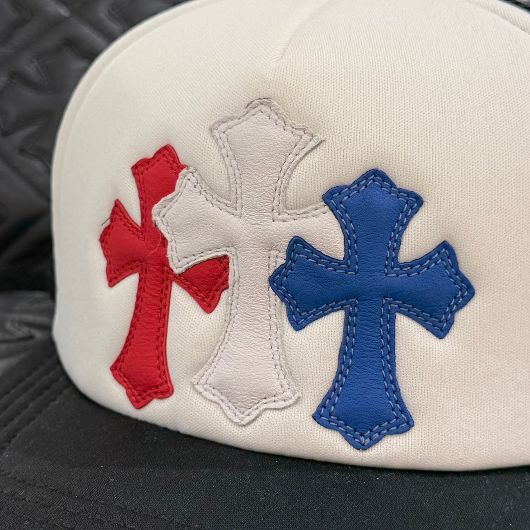 CHROME HEARTS Tricolor Triple Cross Patch Trucker Cap Size ONE SIZE (51-61) クロムハーツ トリコロール トリプルクロスパッチ トラッカーキャップ サイズONE SIZE (51-61)