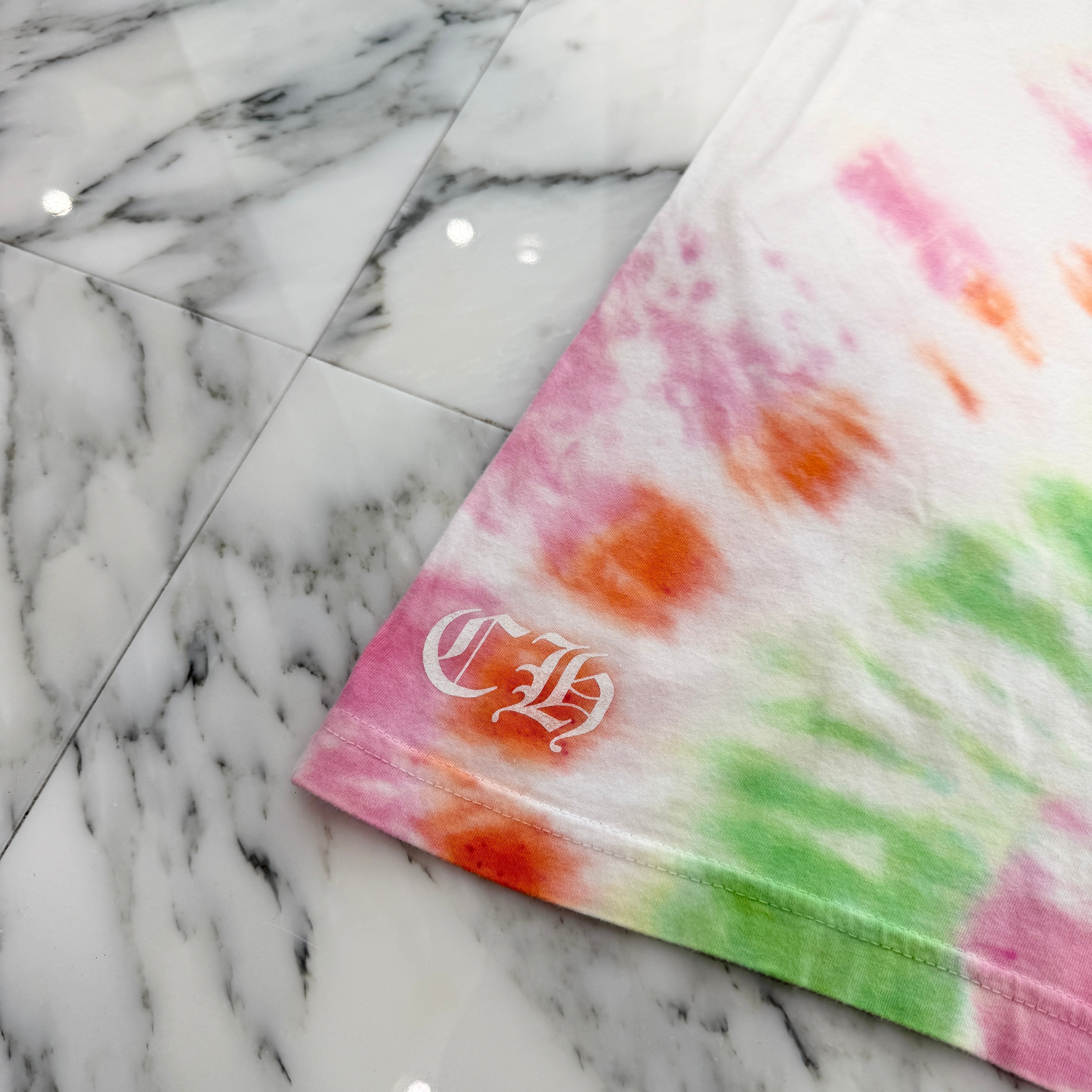 CHROME HEARTS × BELLA HADID Tie Dye Dyeing Initial Horseshoe Print Tee Size L クロムハーツ × ベラハディッド タイダイ染め イニシャル ホースシュープリント Tシャツ サイズL