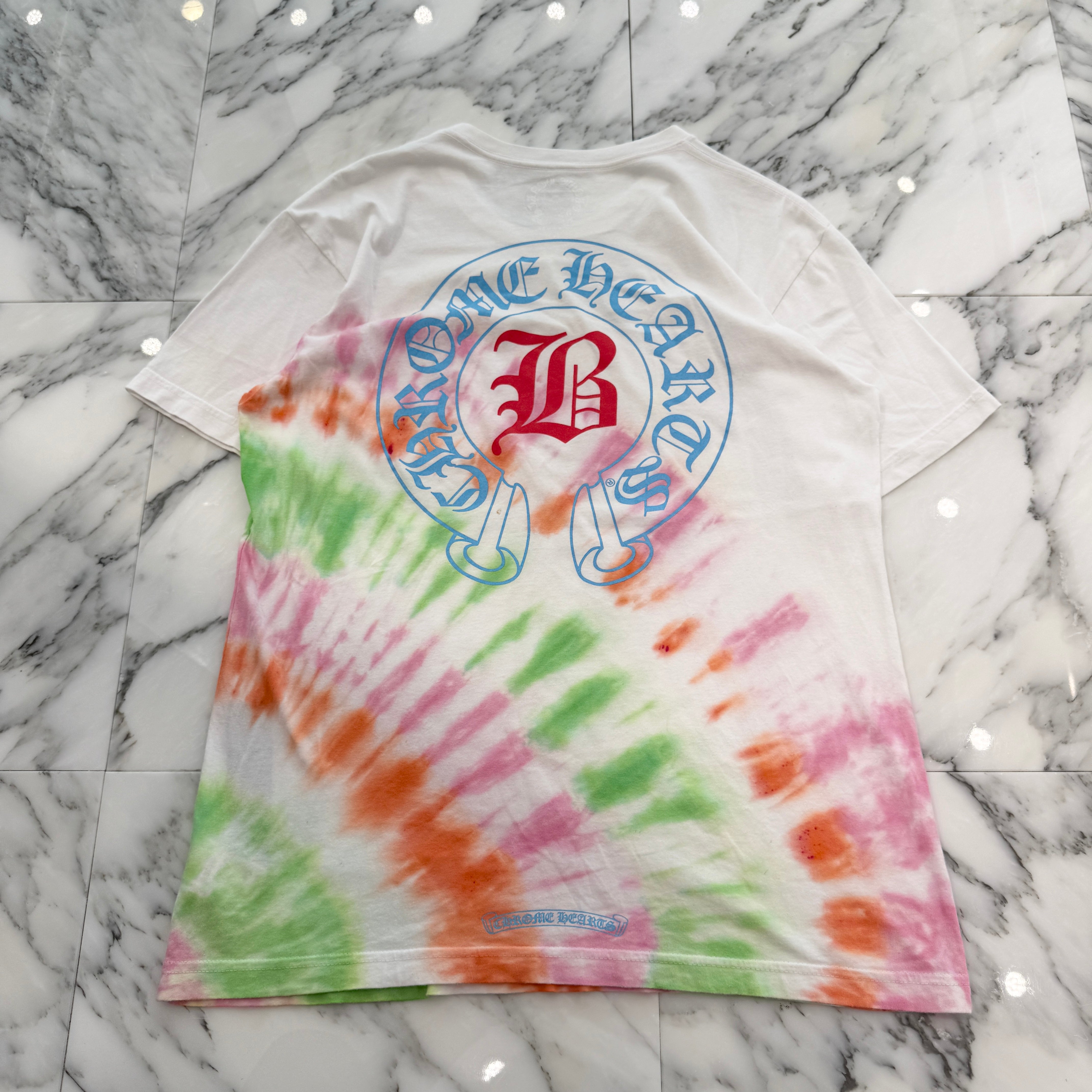 CHROME HEARTS × BELLA HADID Tie Dye Dyeing Initial Horseshoe Print Tee Size L クロムハーツ × ベラハディッド タイダイ染め イニシャル ホースシュープリント Tシャツ サイズL