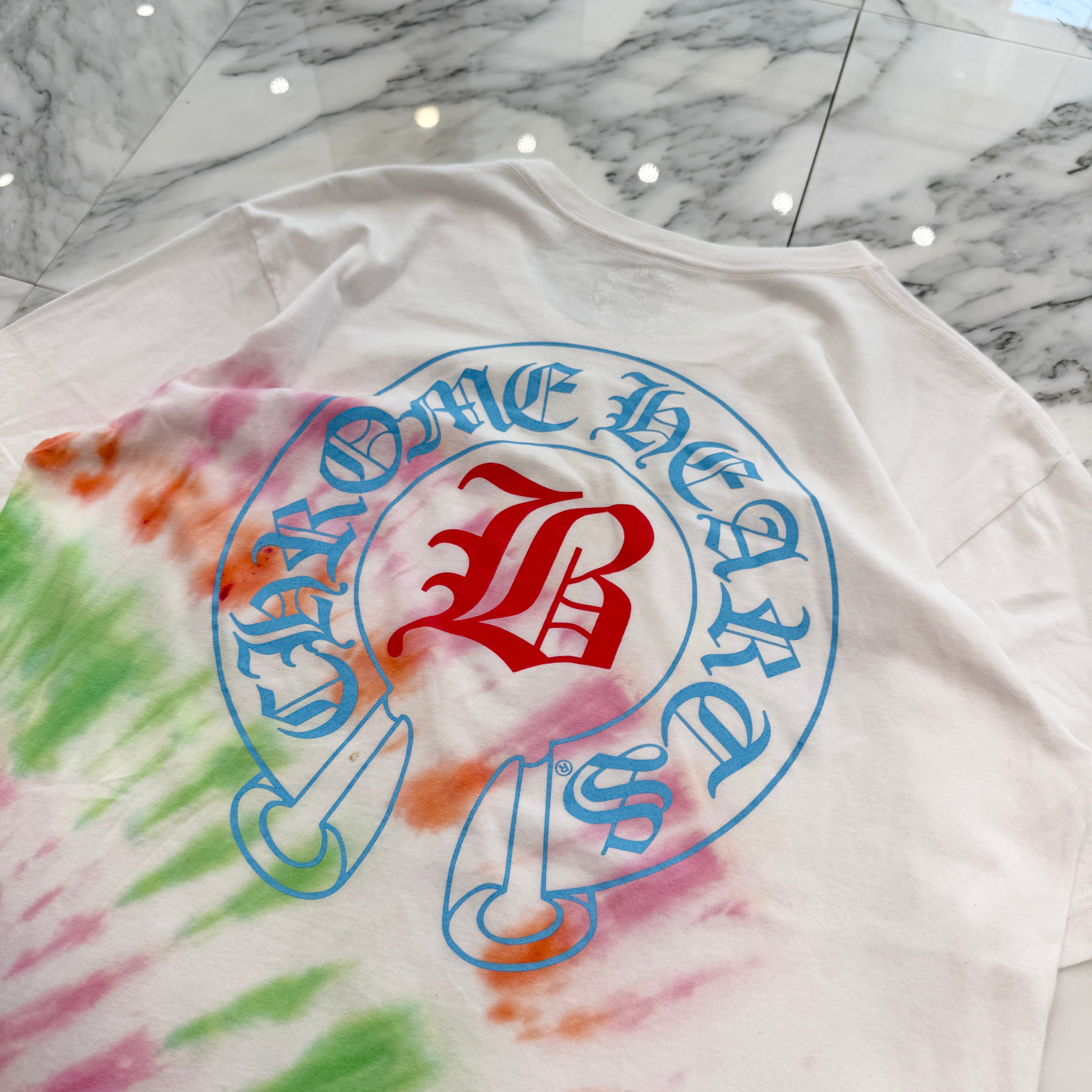 CHROME HEARTS × BELLA HADID Tie Dye Dyeing Initial Horseshoe Print Tee Size L クロムハーツ × ベラハディッド タイダイ染め イニシャル ホースシュープリント Tシャツ サイズL