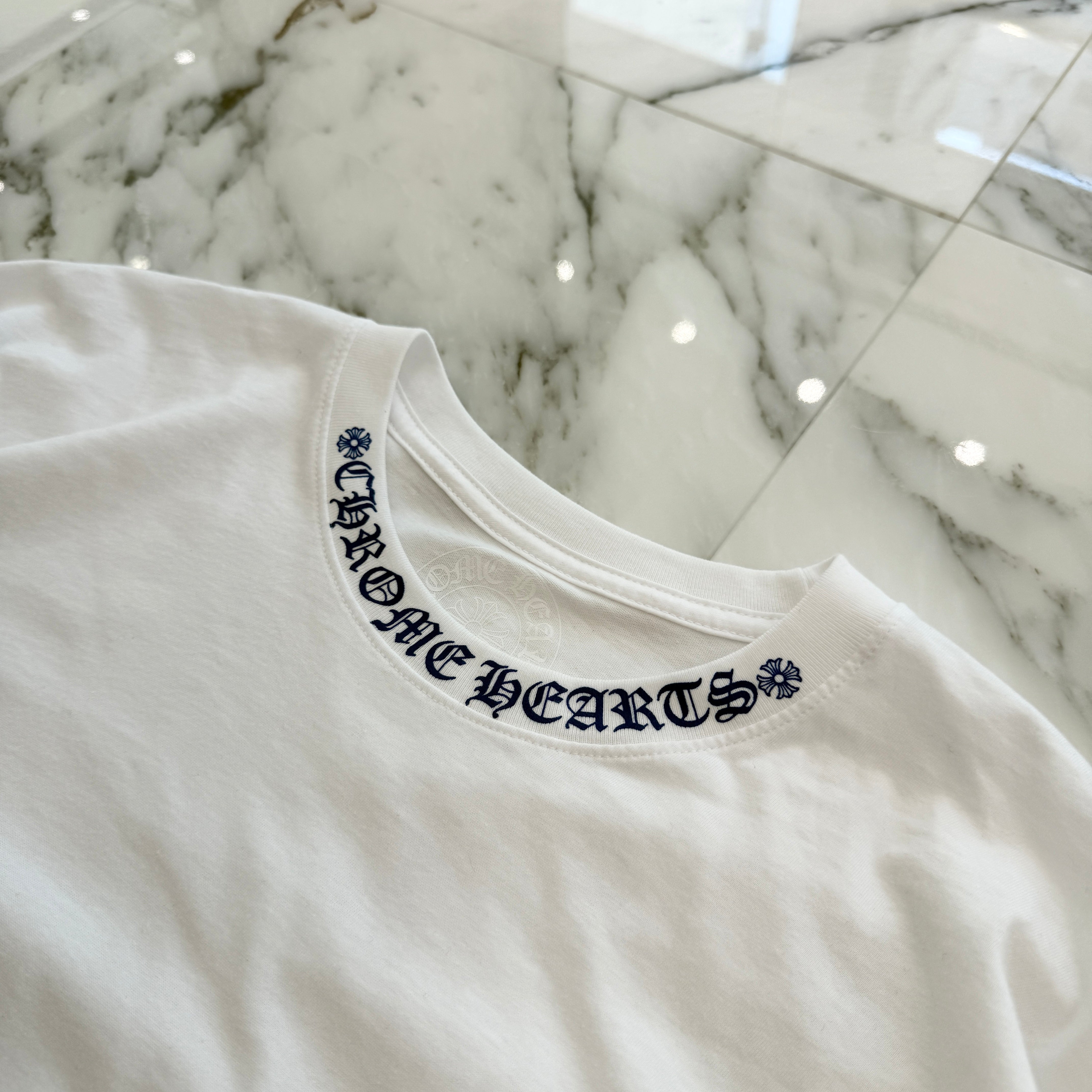 CHROME HEARTS 2025SS Old English Neck Logo Neon Blue Tee Size XL クロムハーツ オールドイングリッシュ ネックロゴ ネオンブルー Tシャツ サイズXL