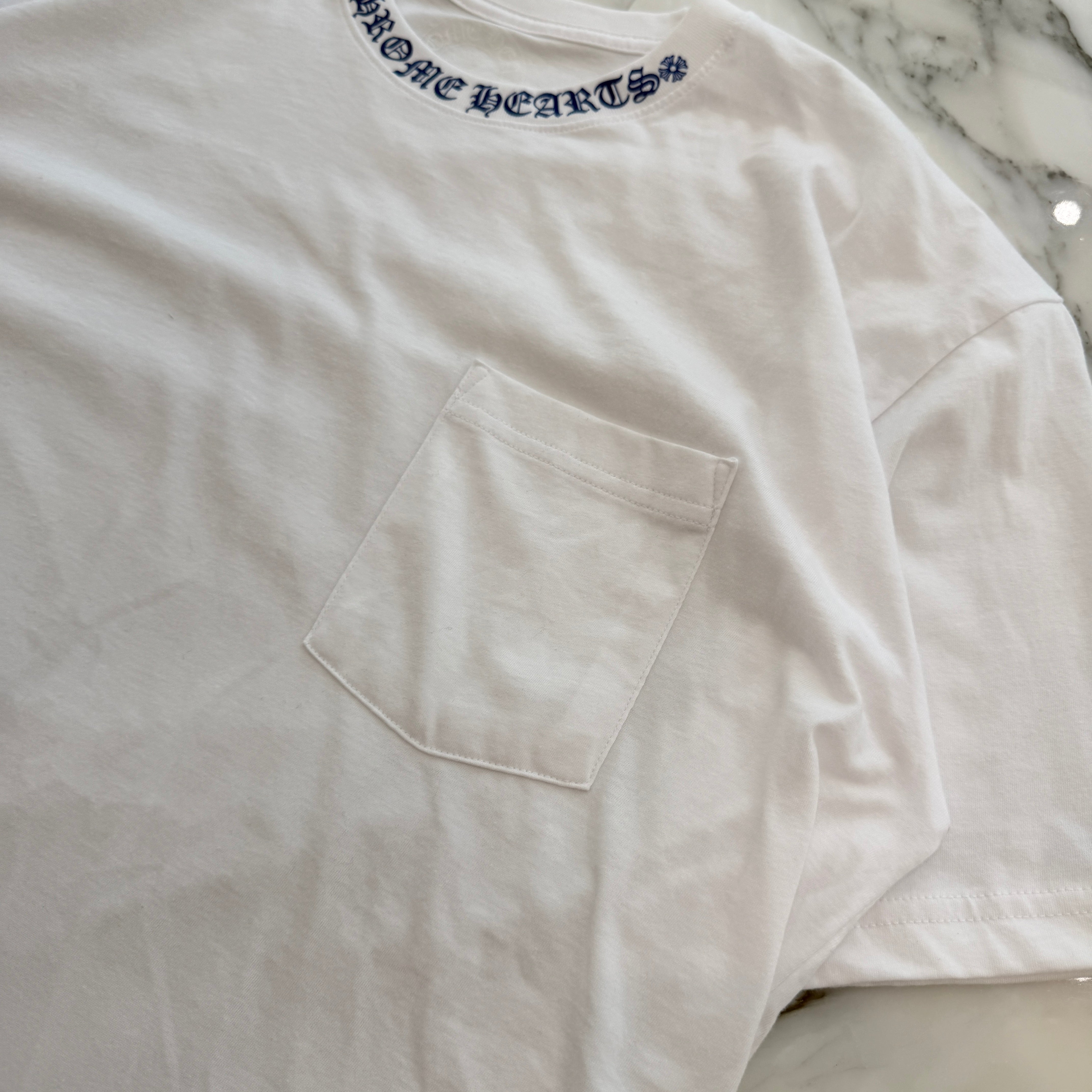 CHROME HEARTS 2025SS Old English Neck Logo Neon Blue Tee Size XL クロムハーツ オールドイングリッシュ ネックロゴ ネオンブルー Tシャツ サイズXL