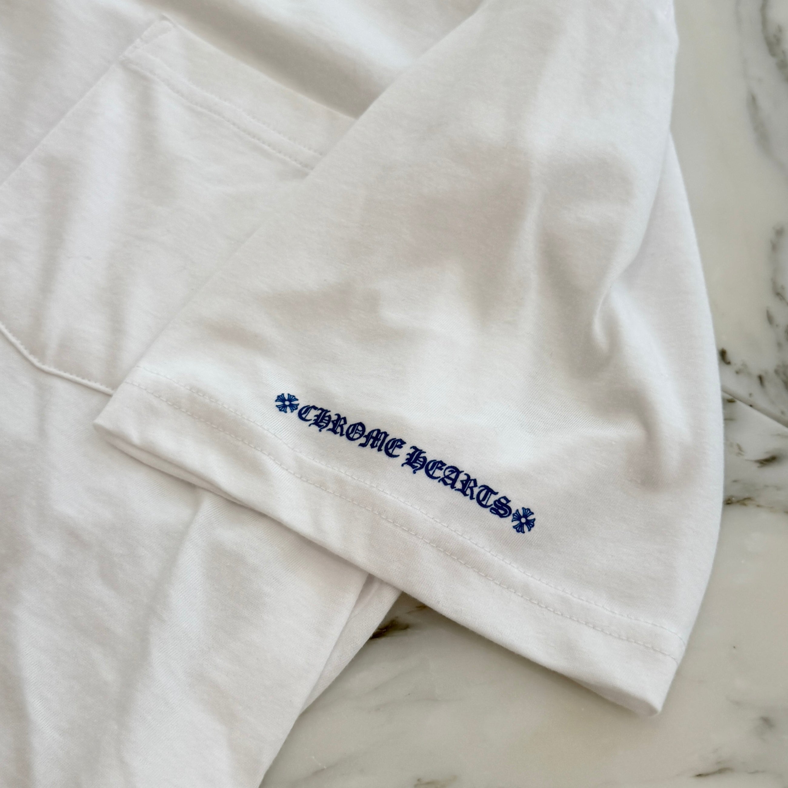 CHROME HEARTS 2025SS Old English Neck Logo Neon Blue Tee Size XL クロムハーツ オールドイングリッシュ ネックロゴ ネオンブルー Tシャツ サイズXL