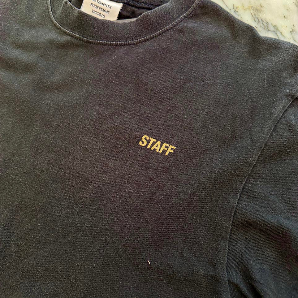 VETEMENTS 2018SS STAFF Logo Print Tee WAH18TR16 Size M ヴェトモン スタッフロゴ プリント Tシャツ サイズM