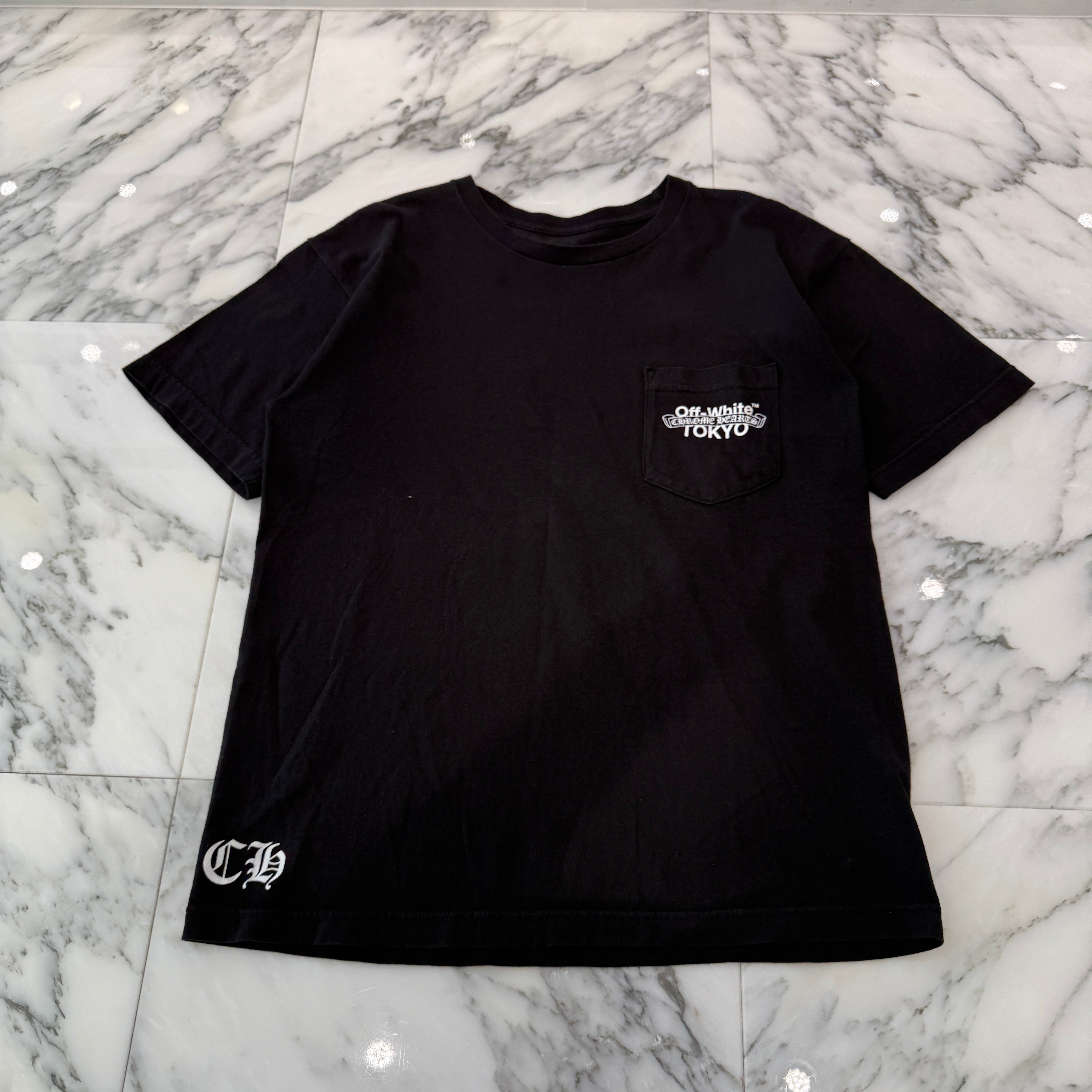 CHROME HEARTS × OFF-WHITE TOKYO Limited Scroll Logo Tee Size M クロムハーツ × オフホワイト 東京限定 スクロールロゴ Tシャツ サイズM