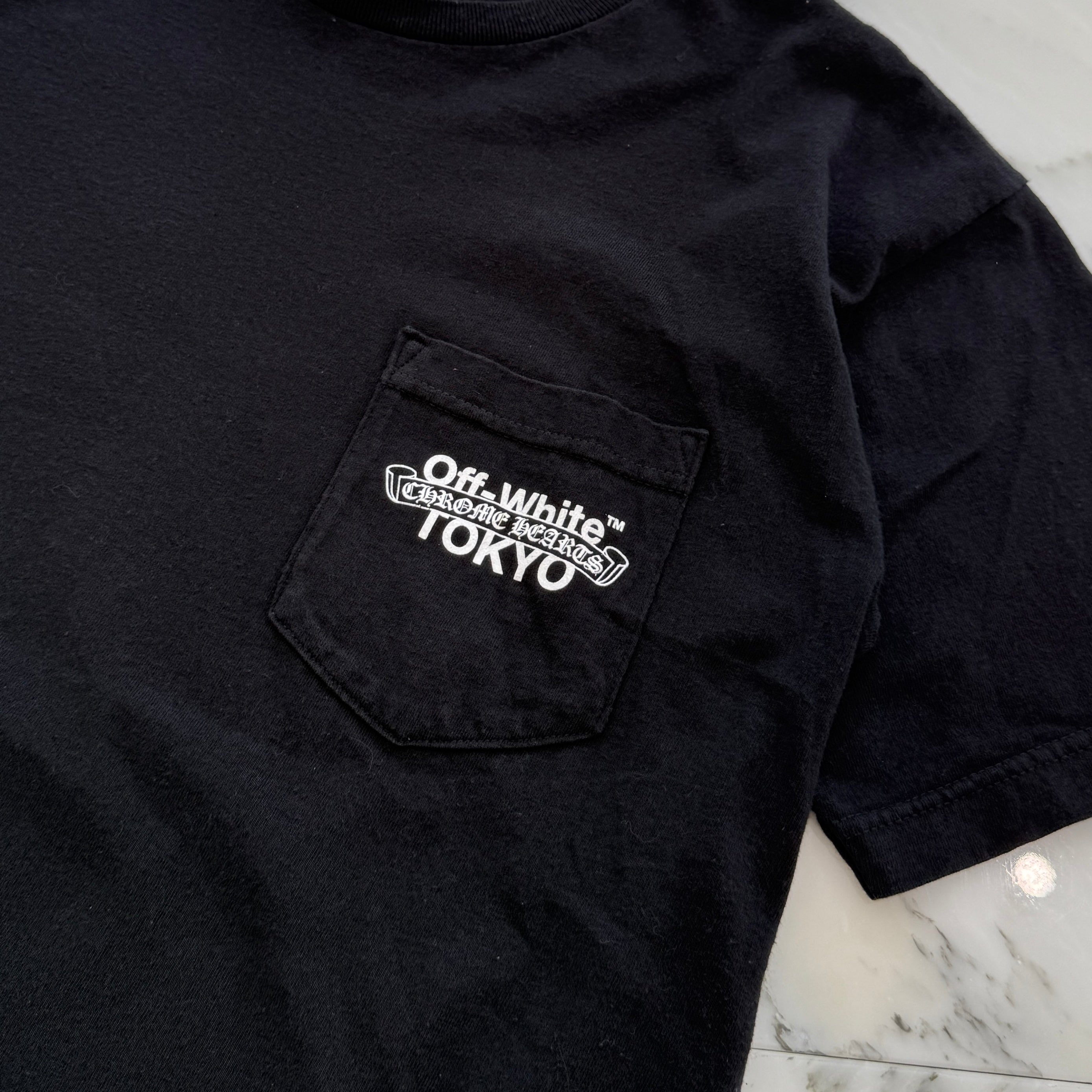CHROME HEARTS × OFF-WHITE TOKYO Limited Scroll Logo Tee Size M クロムハーツ × オフホワイト 東京限定 スクロールロゴ Tシャツ サイズM