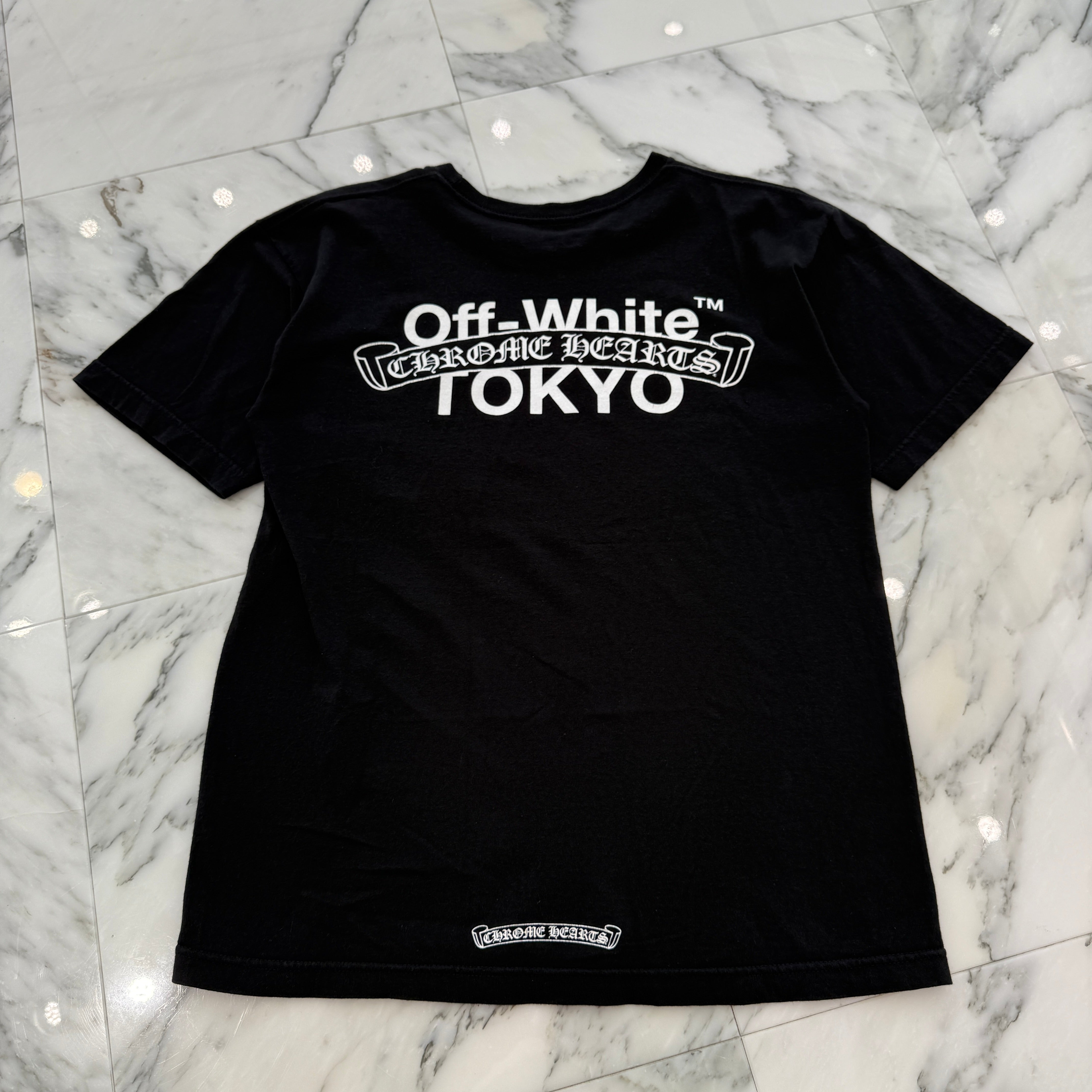 CHROME HEARTS × OFF-WHITE TOKYO Limited Scroll Logo Tee Size M クロムハーツ × オフホワイト 東京限定 スクロールロゴ Tシャツ サイズM