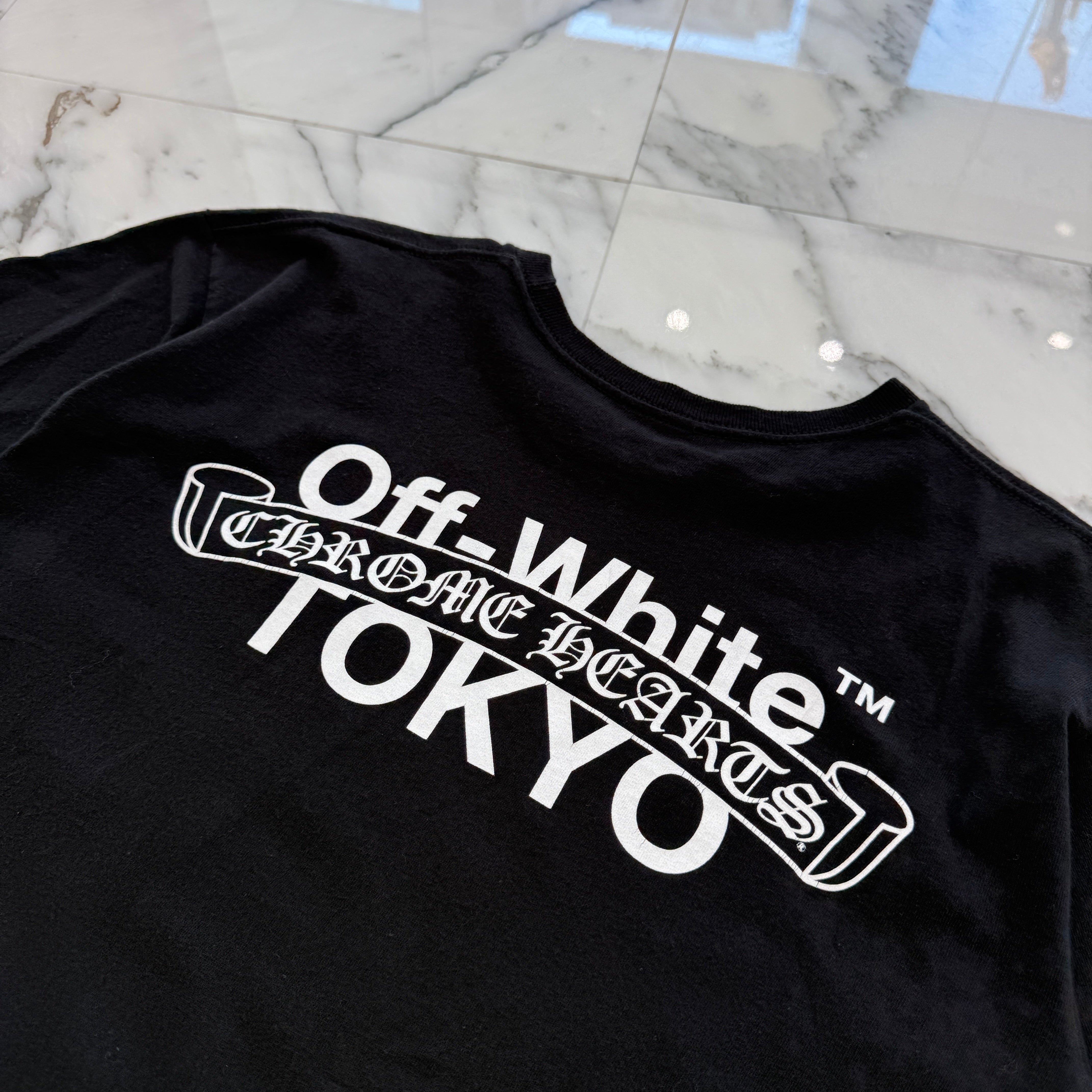 CHROME HEARTS × OFF-WHITE TOKYO Limited Scroll Logo Tee Size M クロムハーツ × オフホワイト 東京限定 スクロールロゴ Tシャツ サイズM
