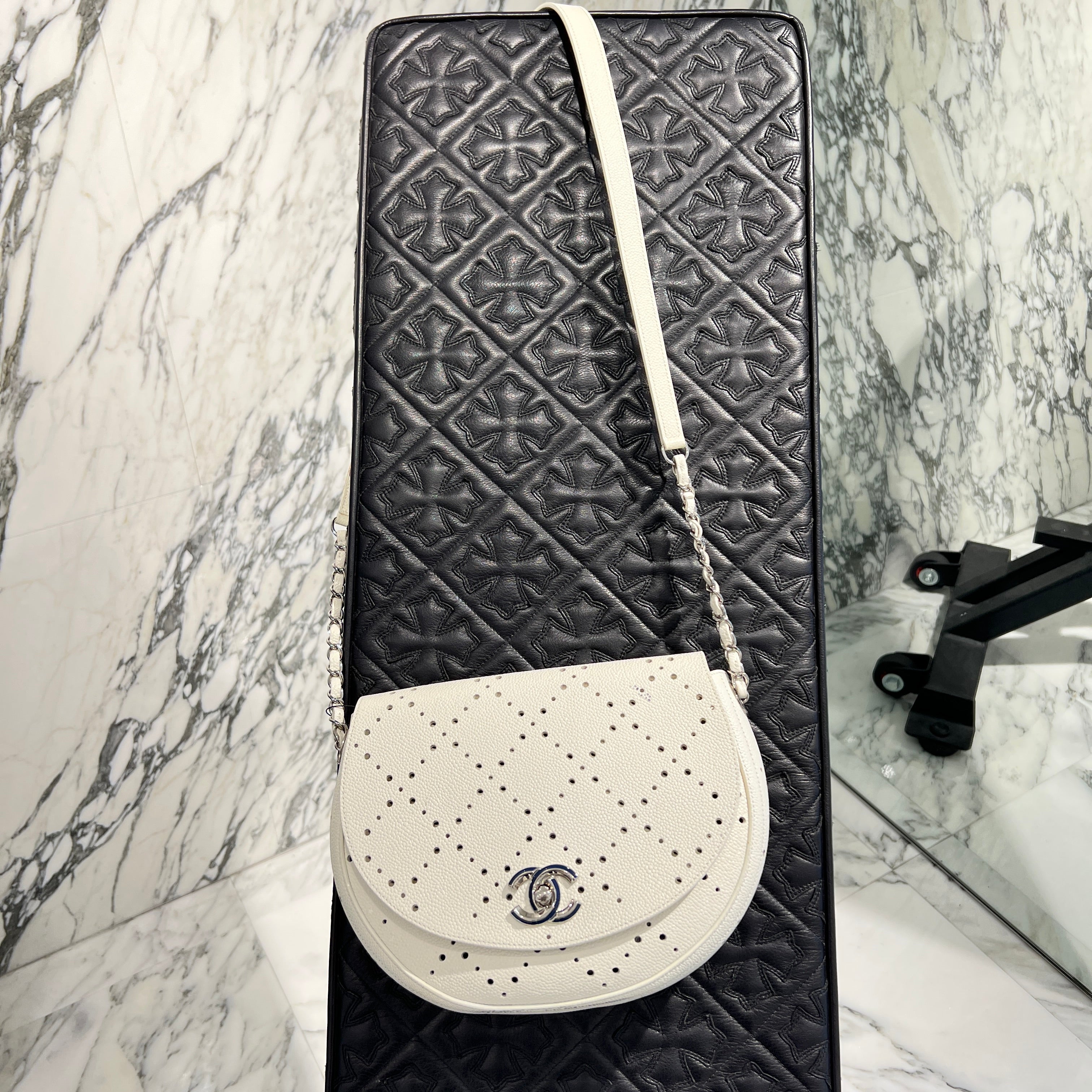CHANEL Coco Eyelet Coco Mark Round Mini Chain Shoulder Bag A69993 シャネル ココアイレット ココマーク ラウンドミニ チェーンショルダーバッグ