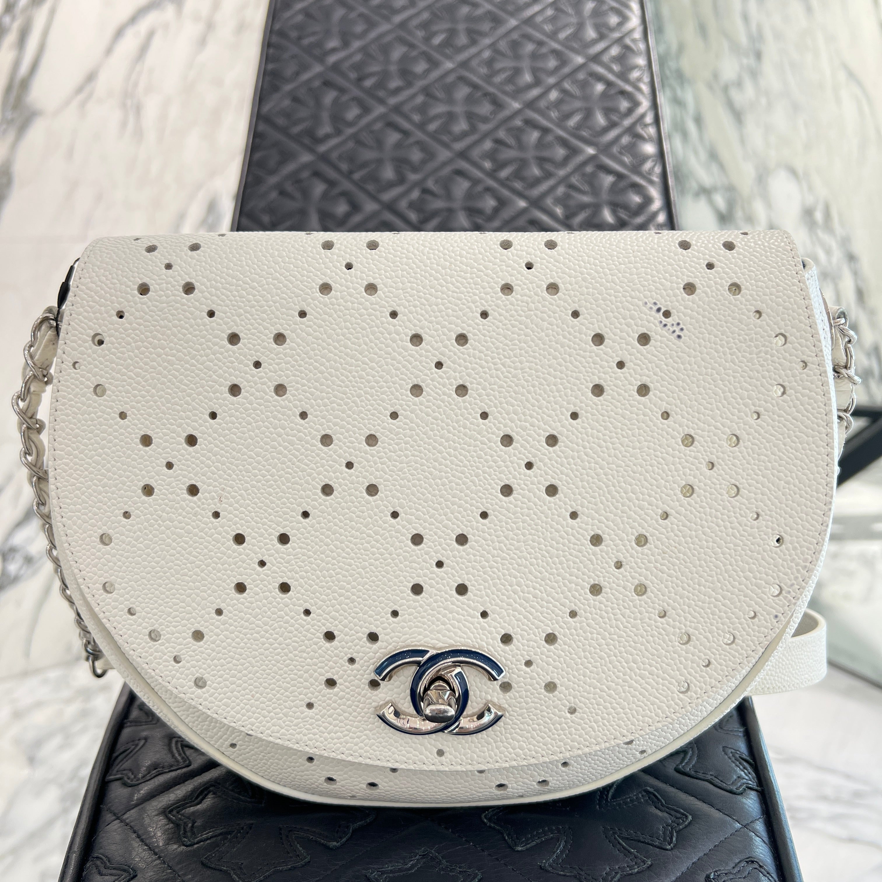 CHANEL Coco Eyelet Coco Mark Round Mini Chain Shoulder Bag A69993 シャネル ココアイレット ココマーク ラウンドミニ チェーンショルダーバッグ