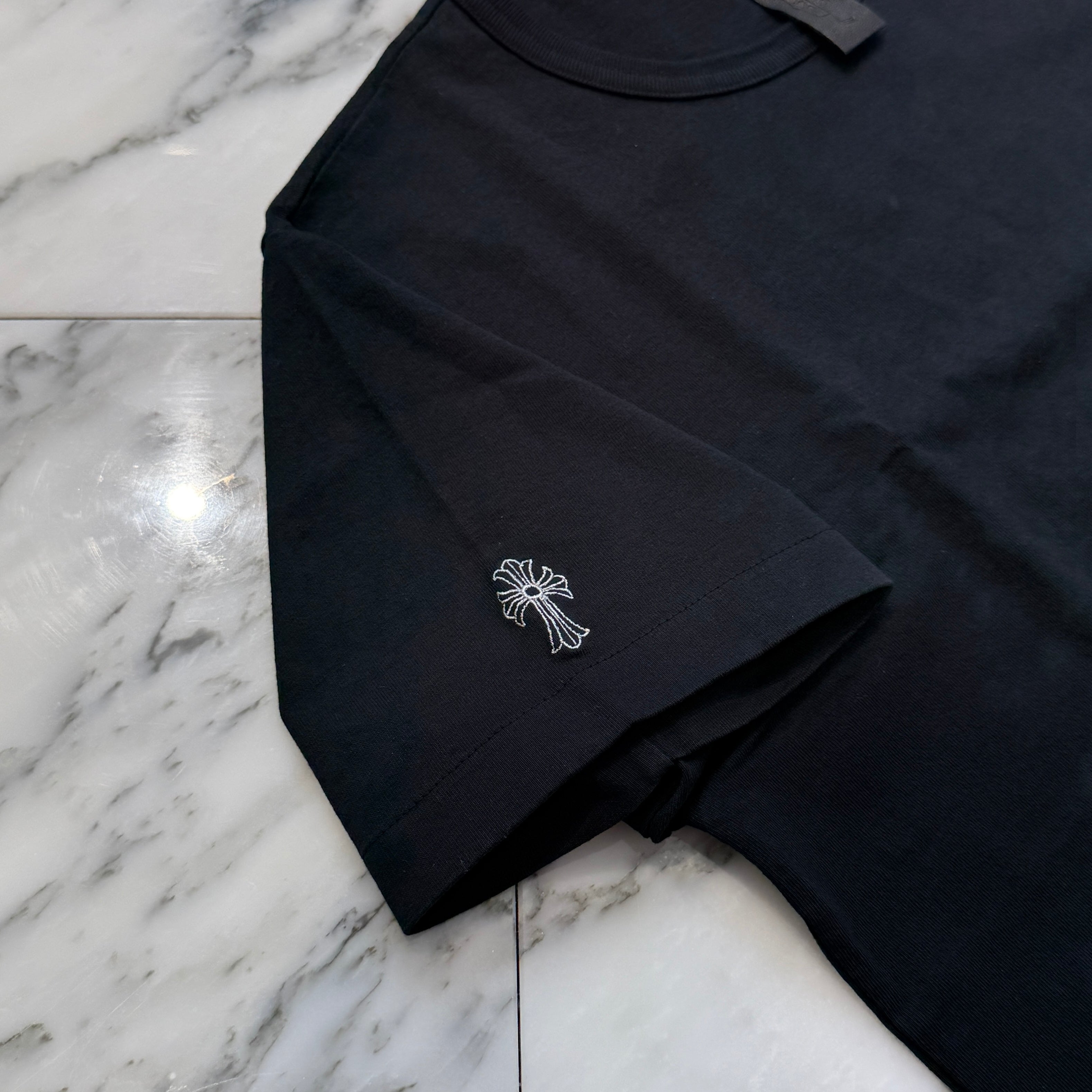 CHROME HEARTS Y NOT Vertical Logo Cross Embroidery Tee Size S クロムハーツ ワイノット バーティカルロゴ クロス刺繍 Tシャツ サイズS