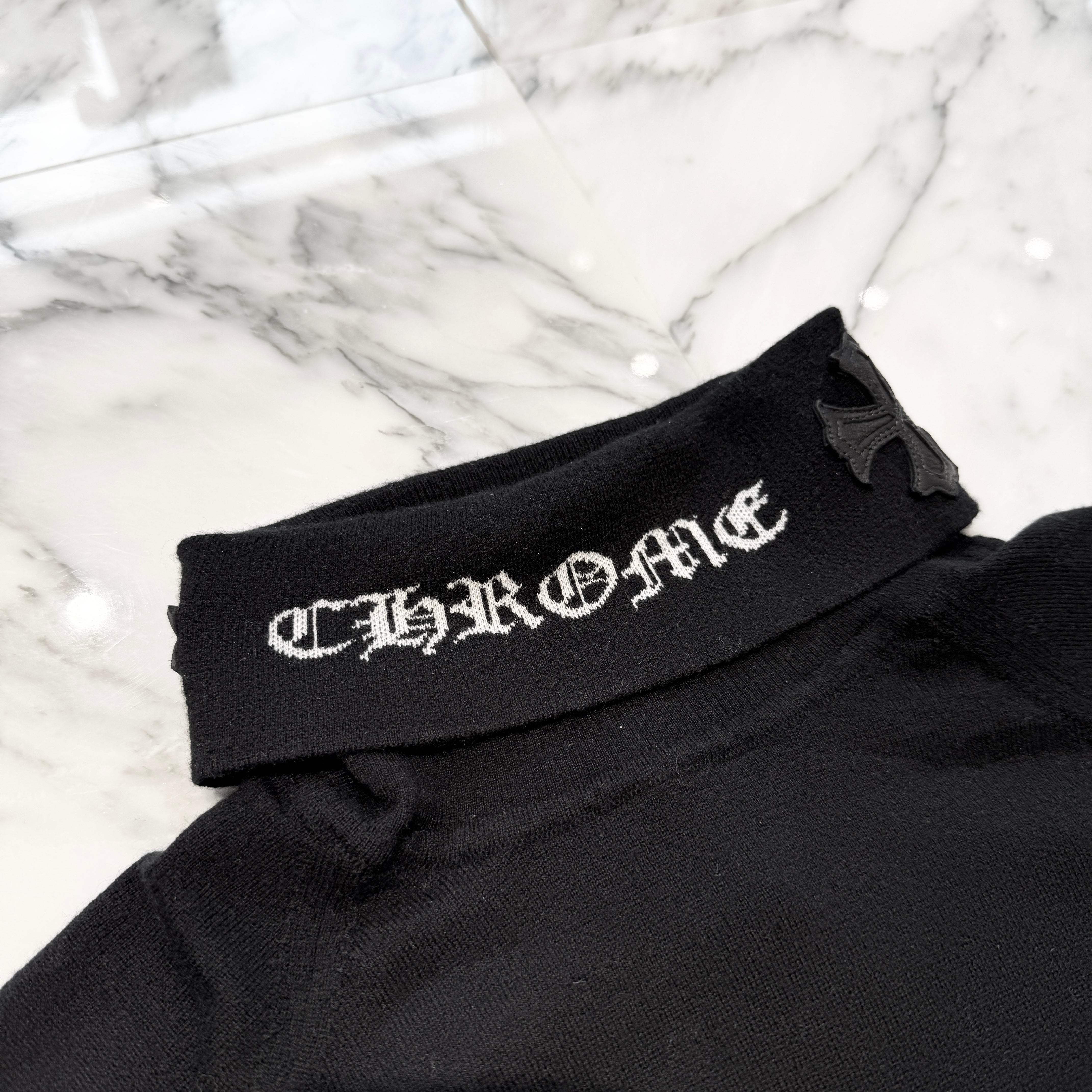 CHROME HEARTS Neck Logo Leather Cross Patch Cashmere Turtleneck Knit Sweater Size M クロムハーツ ネックロゴ レザークロスパッチ カシミヤ タートルネック ニット セーター サイズM