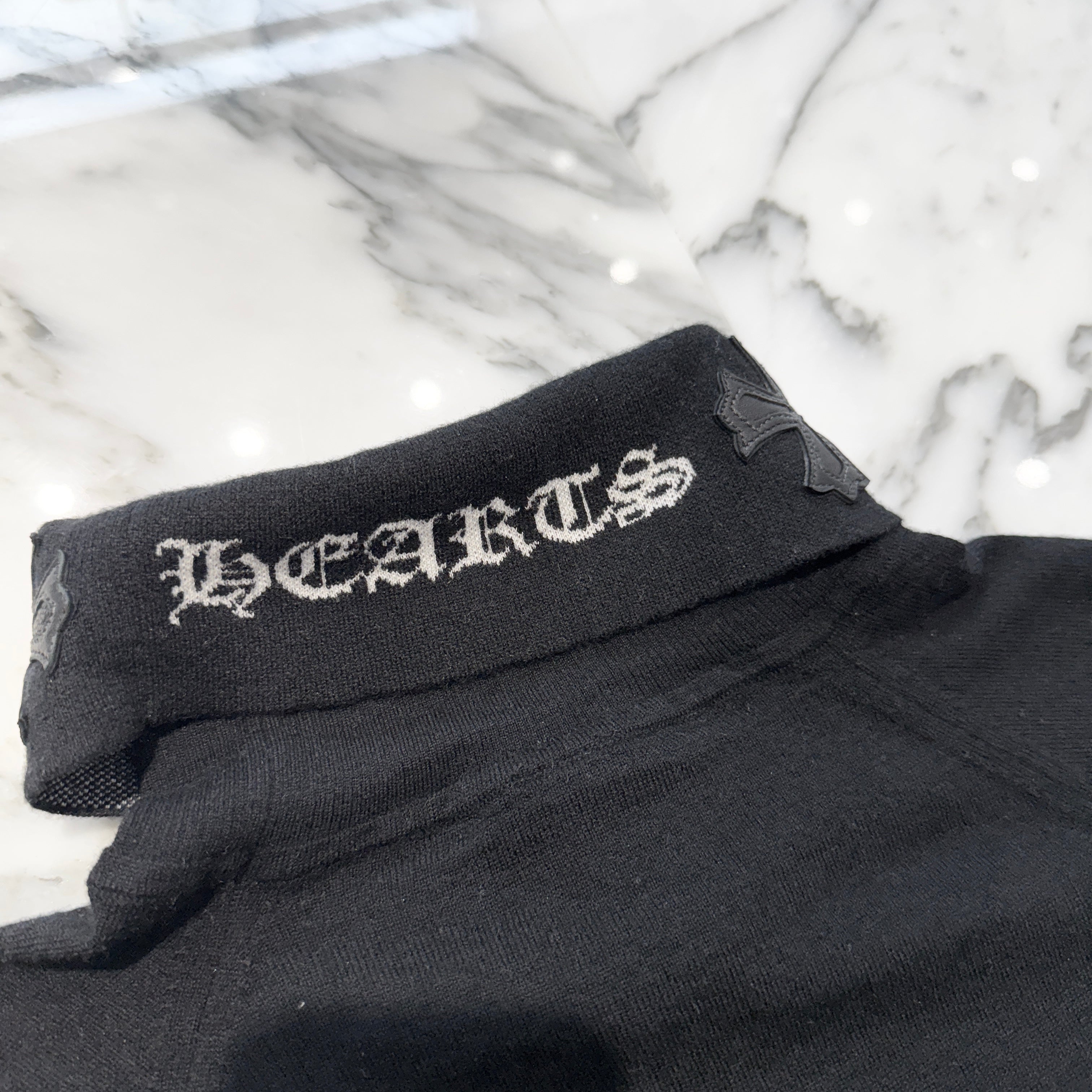 CHROME HEARTS Neck Logo Leather Cross Patch Cashmere Turtleneck Knit Sweater Size M クロムハーツ ネックロゴ レザークロスパッチ カシミヤ タートルネック ニット セーター サイズM