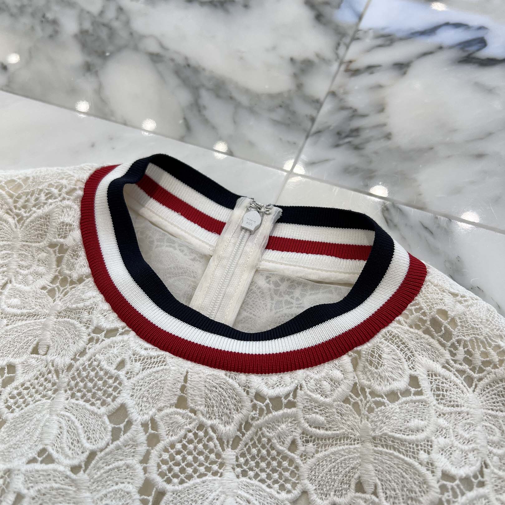 MONCLER DEGADE ABITO Rubber Logo Patch Floral Lace Dress D11936810305 2299A Size 00 モンクレール DEGADE ABITO ラバーロゴパッチ 花柄レース ワンピース サイズ00