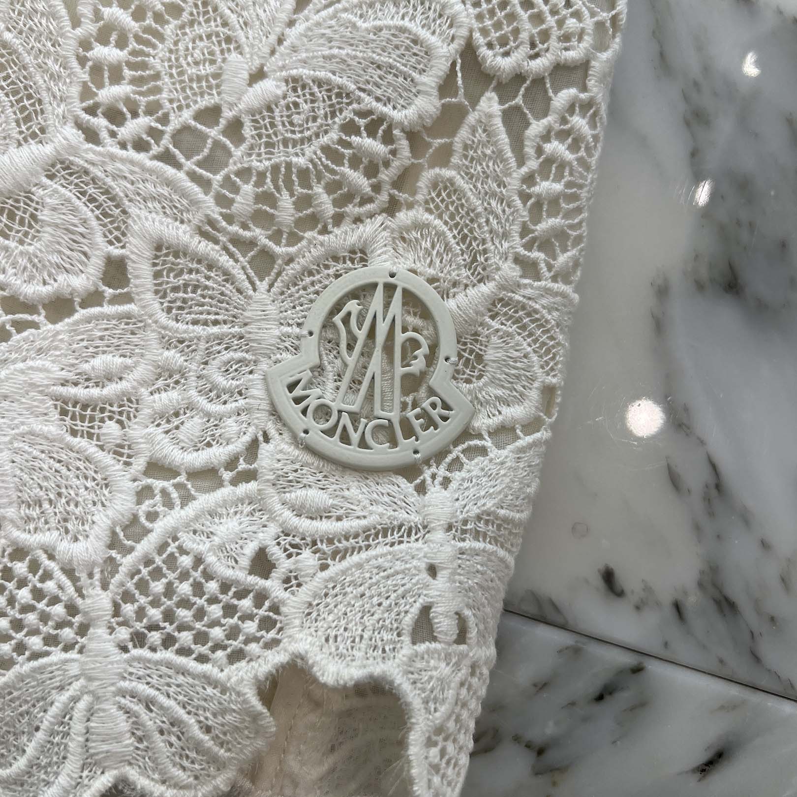 MONCLER DEGADE ABITO Rubber Logo Patch Floral Lace Dress D11936810305 2299A Size 00 モンクレール DEGADE ABITO ラバーロゴパッチ 花柄レース ワンピース サイズ00