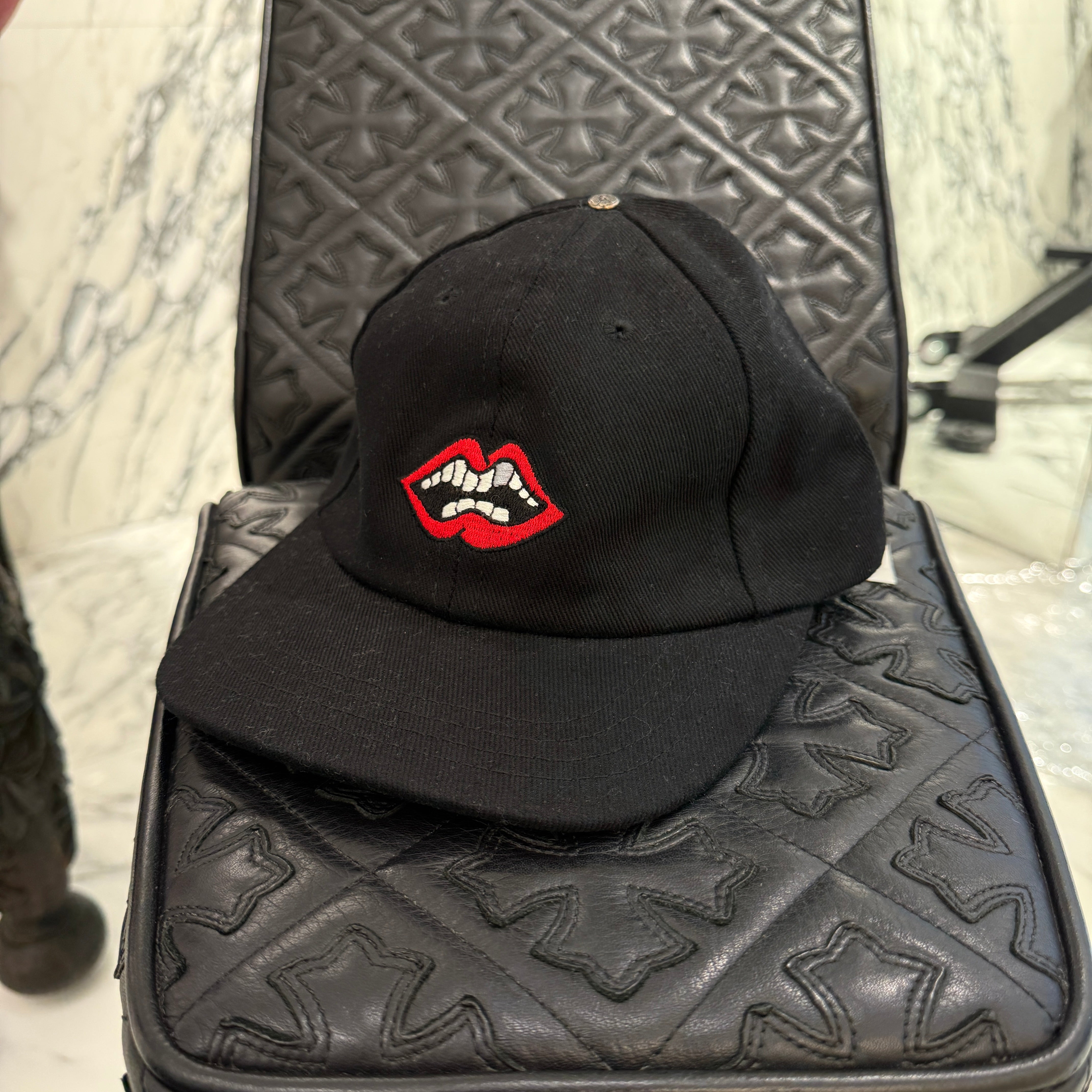 CHROME HEARTS × MATTY BOY Chomper Patch Leather Belt Trucker Cap Size ONE SIZE (53-60) クロムハーツ × マッティボーイ チョンパー パッチ レザーベルト トラッカーキャップ ONE SIZE (53-60)