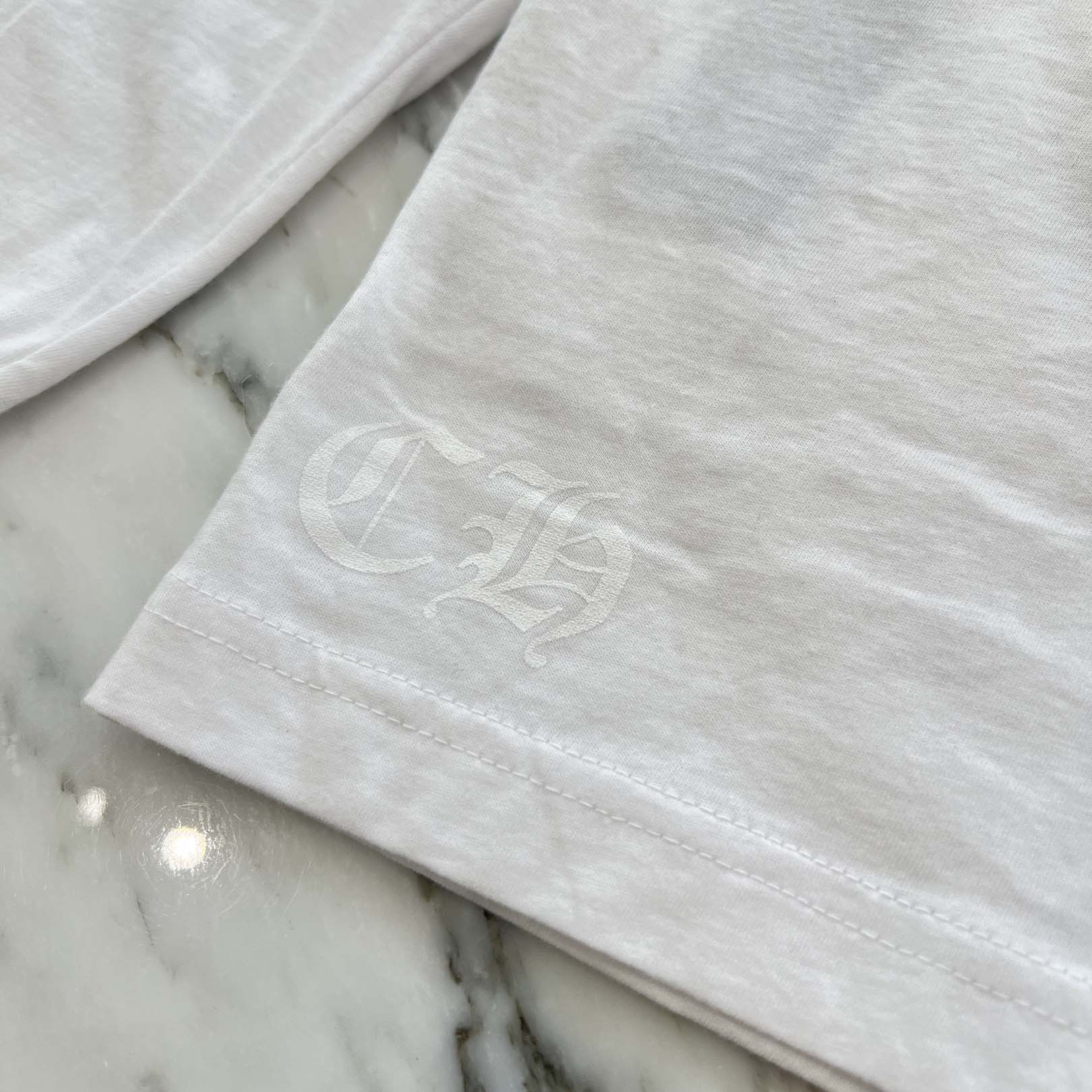 CHROME HEARTS Old English Neck Logo Long Sleeve Tee Size M クロムハーツ オールドイングリッシュ ネックロゴ ネオンブルー ロングスリーブ Tシャツ 長袖カットソー ロンT 胸ポケット 袖ロゴ ホワイト×ブルー サイズM