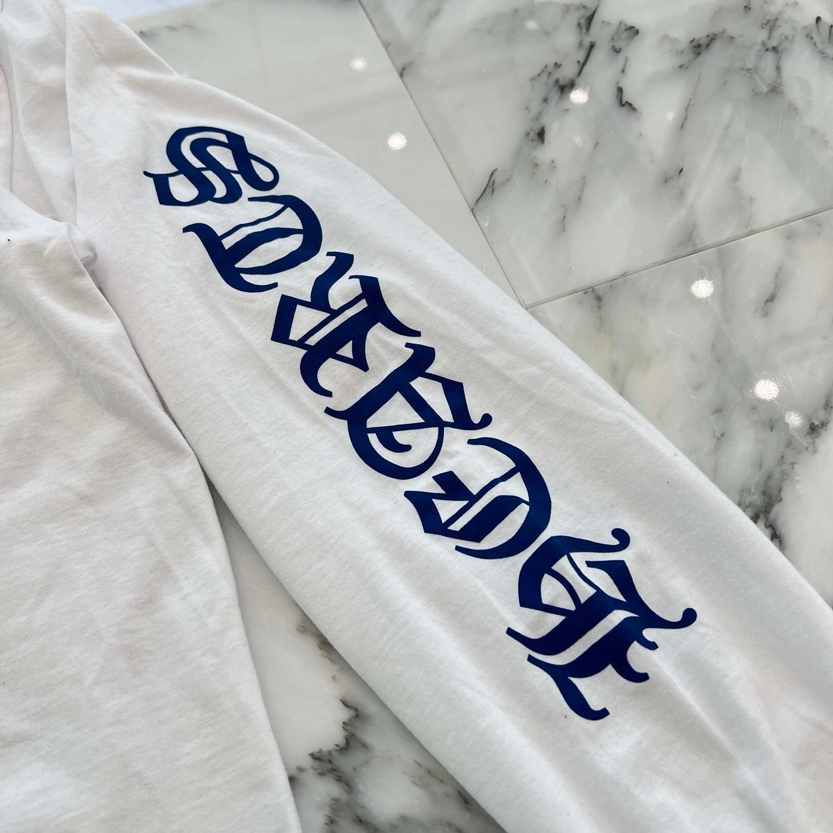 CHROME HEARTS Old English Neck Logo Long Sleeve Tee Size M クロムハーツ オールドイングリッシュ ネックロゴ ネオンブルー ロングスリーブ Tシャツ 長袖カットソー ロンT 胸ポケット 袖ロゴ ホワイト×ブルー サイズM