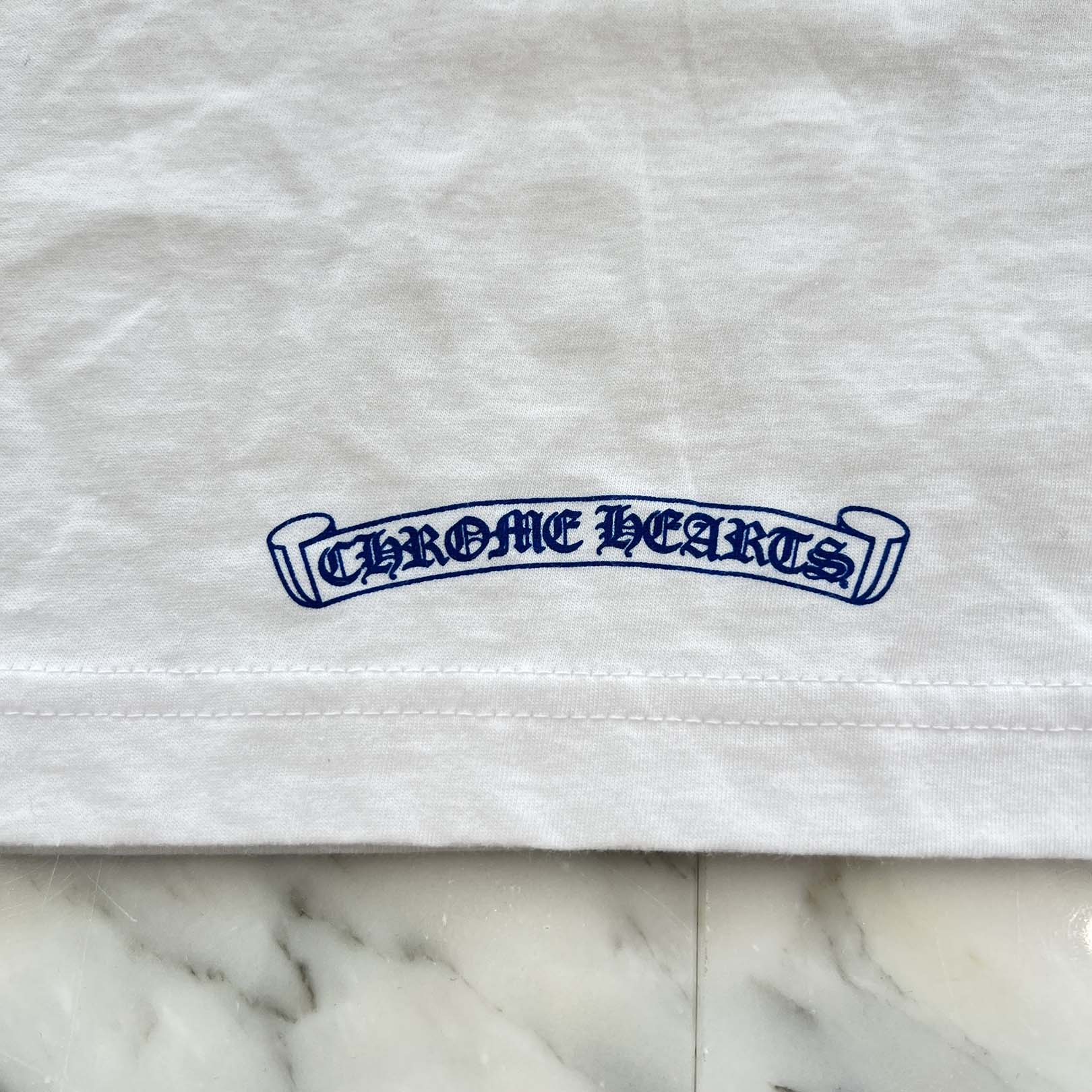 CHROME HEARTS Old English Neck Logo Long Sleeve Tee Size M クロムハーツ オールドイングリッシュ ネックロゴ ネオンブルー ロングスリーブ Tシャツ 長袖カットソー ロンT 胸ポケット 袖ロゴ ホワイト×ブルー サイズM