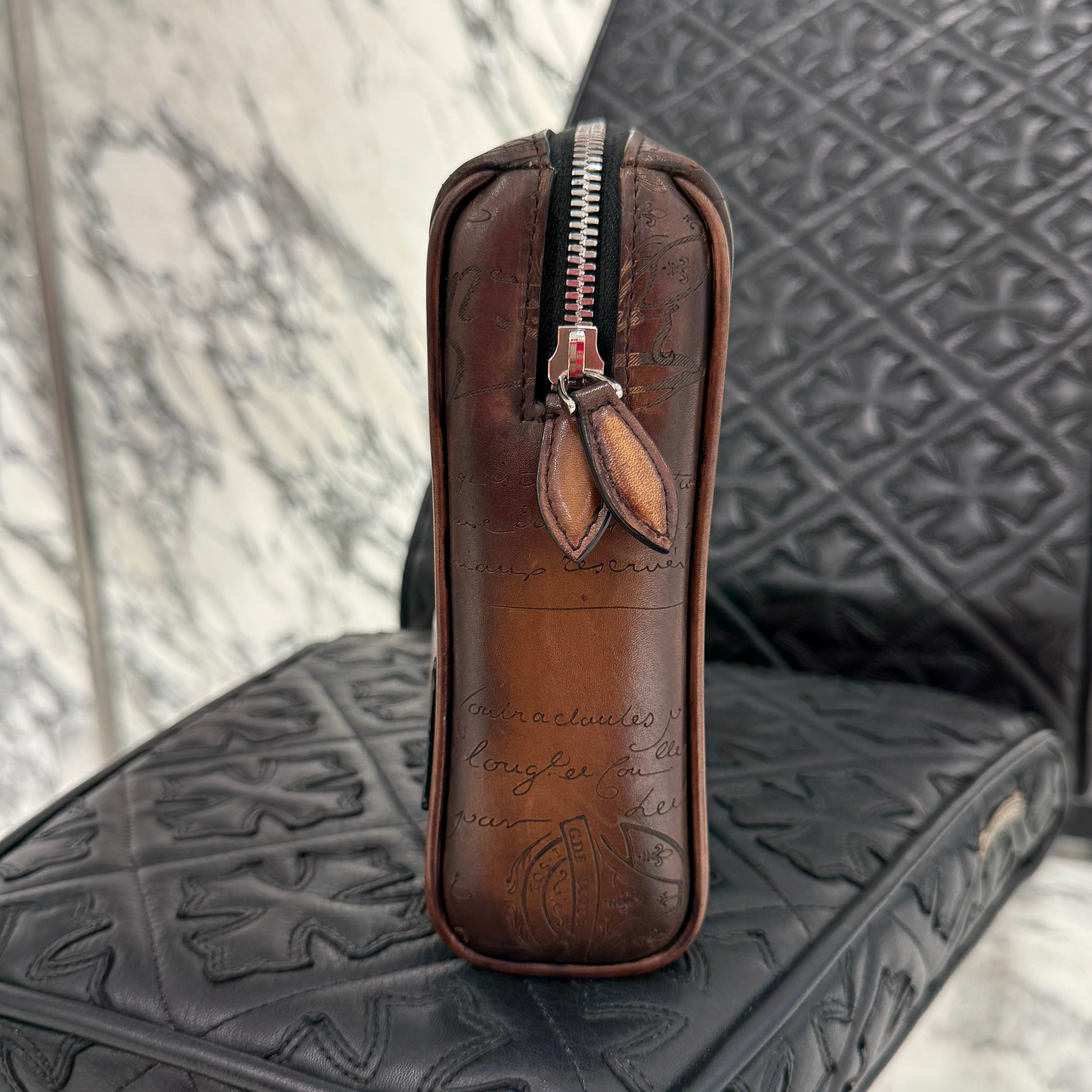 BERLUTI Berluti Rosewood Scritto Leather Zip Pouch ROSEWOOD_NEO-JOUR-V2 ベルルッティ ローズウッド スクリットレザー ジップポーチ