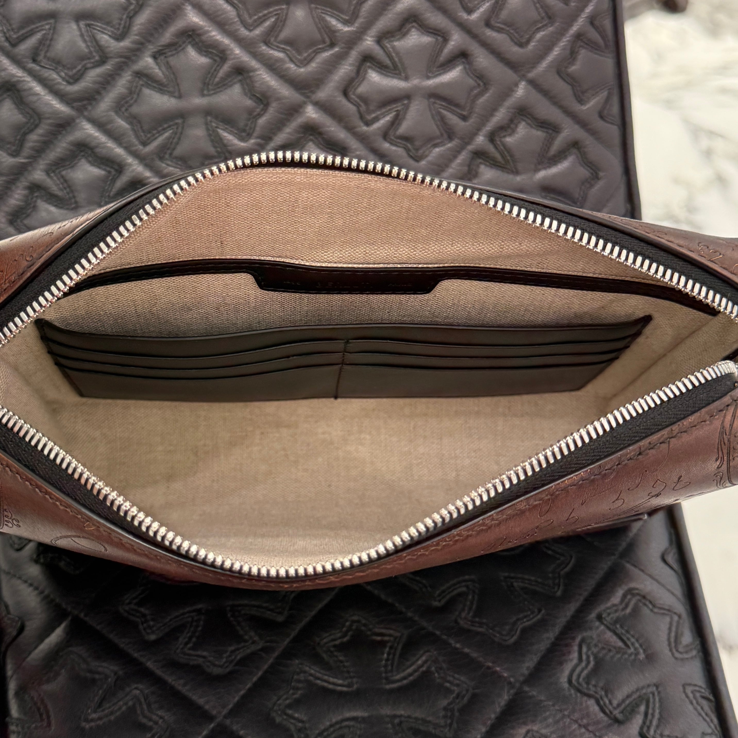 BERLUTI Berluti Rosewood Scritto Leather Zip Pouch ROSEWOOD_NEO-JOUR-V2 ベルルッティ ローズウッド スクリットレザー ジップポーチ