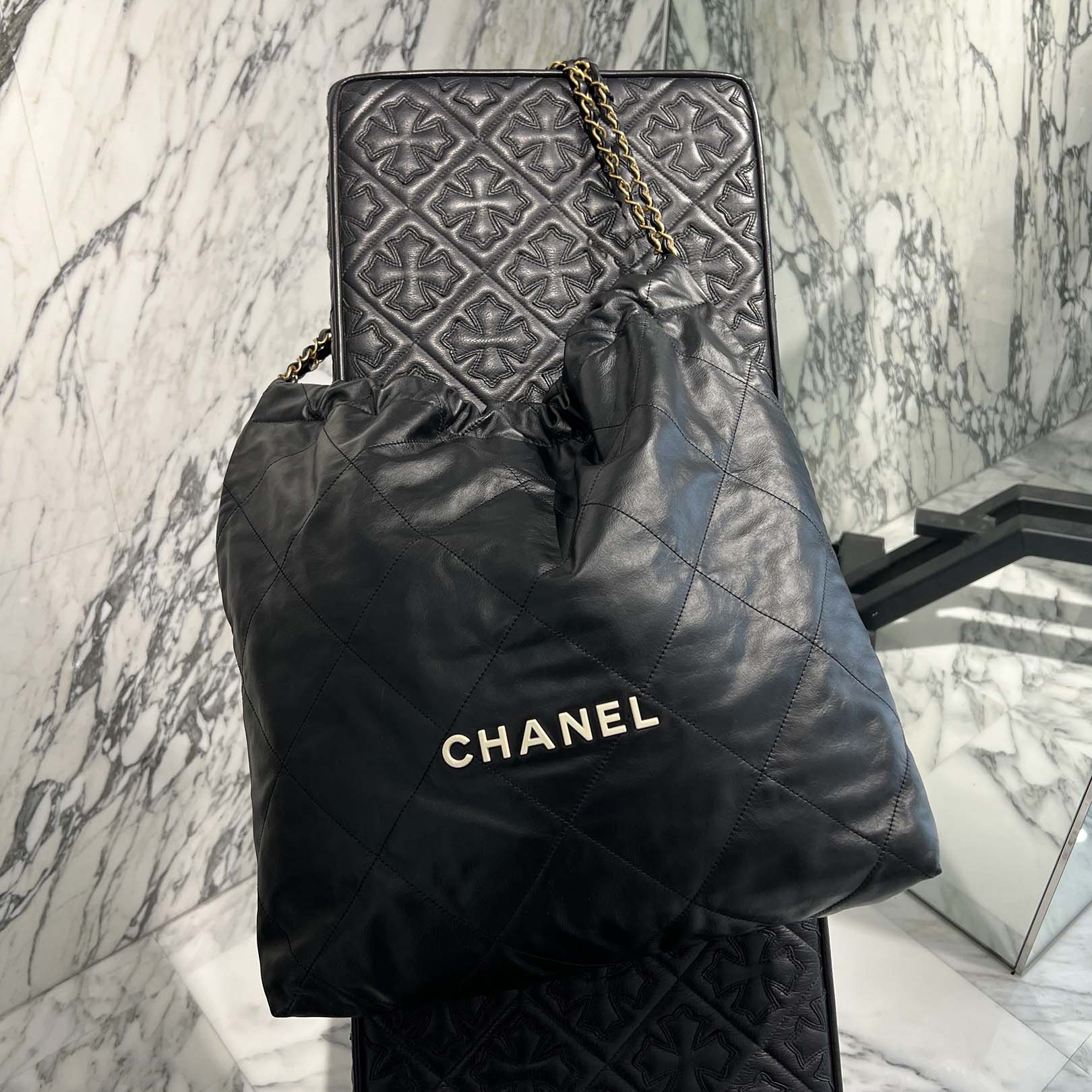 CHANEL 22 Small Shiny Calf Leather Chain Shoulder Bag シャネル 22 スモール シャイニーカーフスキン チェーン ショルダーバッグ
