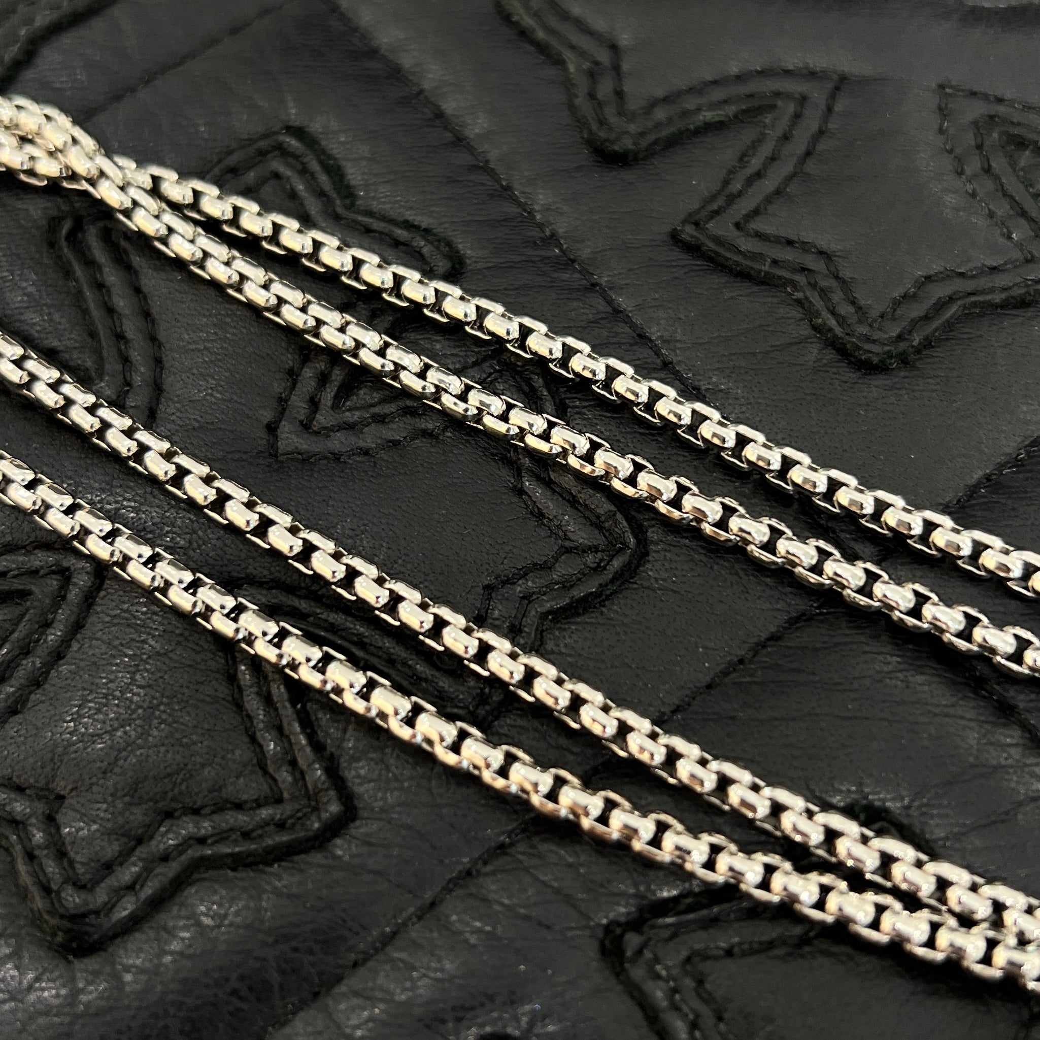 PRADA 2025AW Triangle Logo Plate Air Pods Earphone Metal Chain プラダ トライアングルロゴ プレート エアポッズ イヤホン メタルチェーン