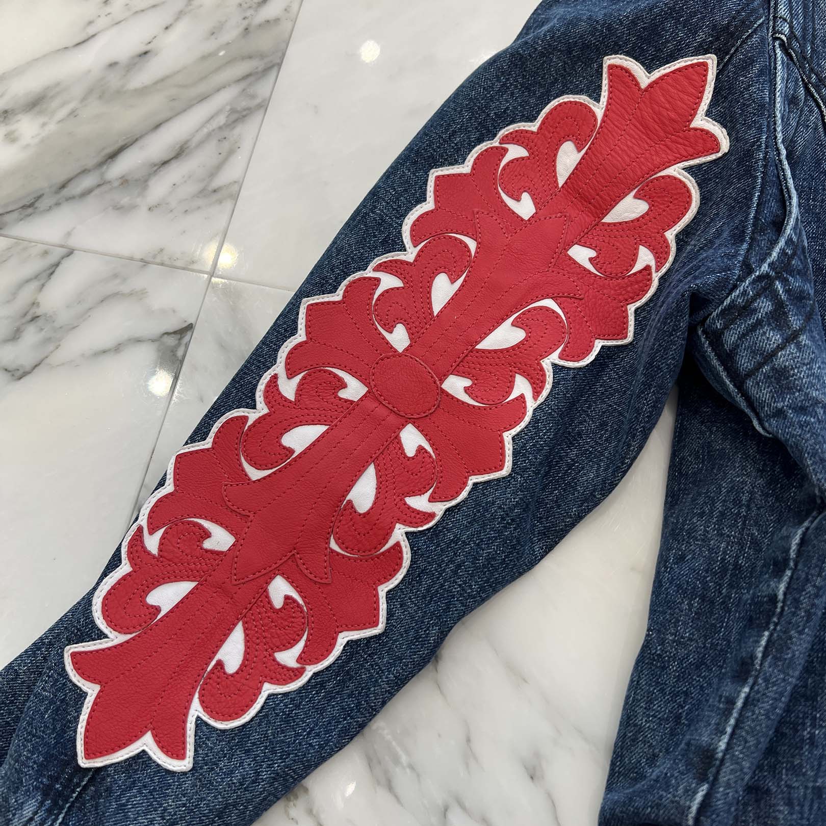 CHROME HEARTS Floral Cross Leather Patch Flare Knee Sleeve Denim Jacket Size S クロムハーツ フローラルクロス レザーパッチ フレアニー スリーブ デニムジャケット サイズS