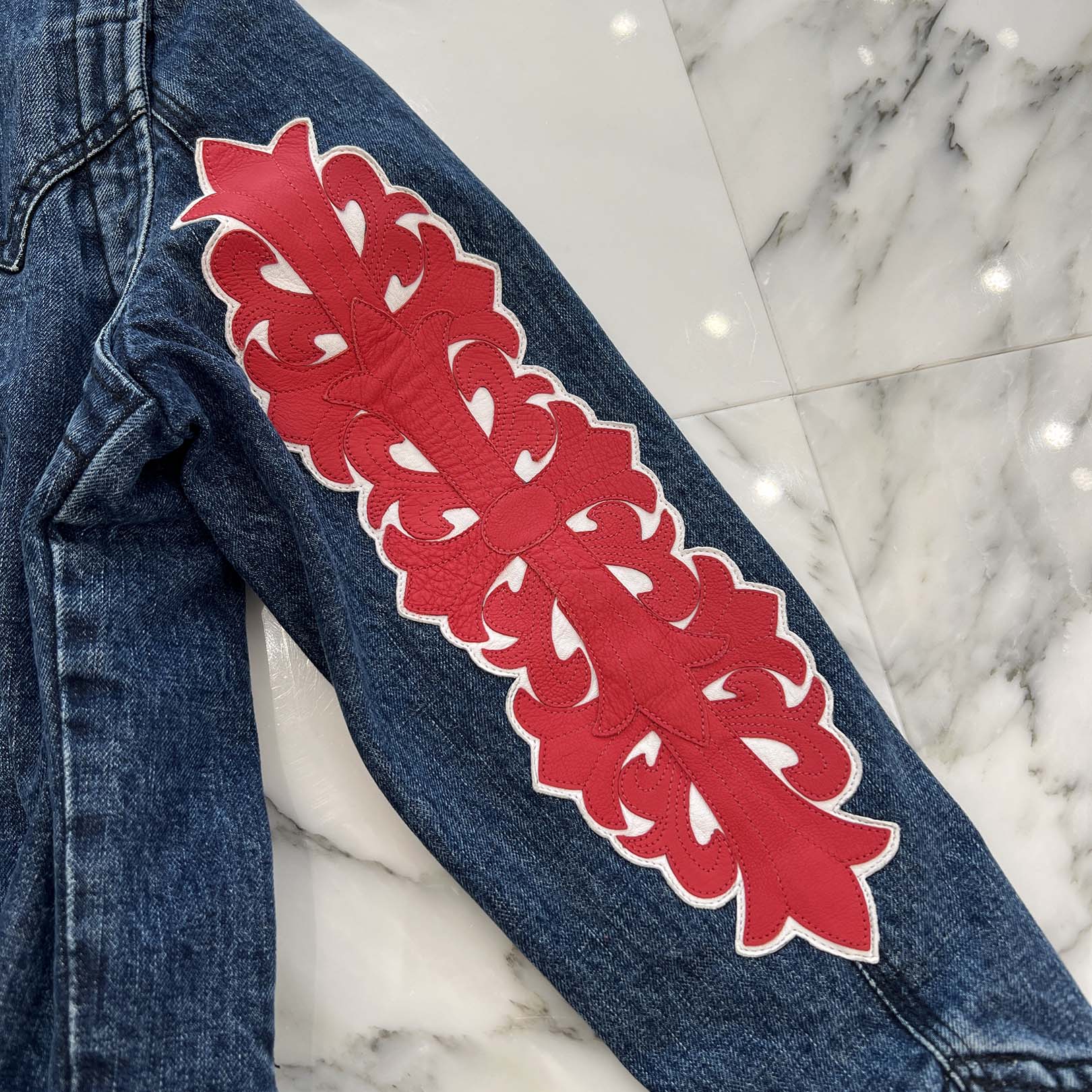 CHROME HEARTS Floral Cross Leather Patch Flare Knee Sleeve Denim Jacket Size S クロムハーツ フローラルクロス レザーパッチ フレアニー スリーブ デニムジャケット サイズS