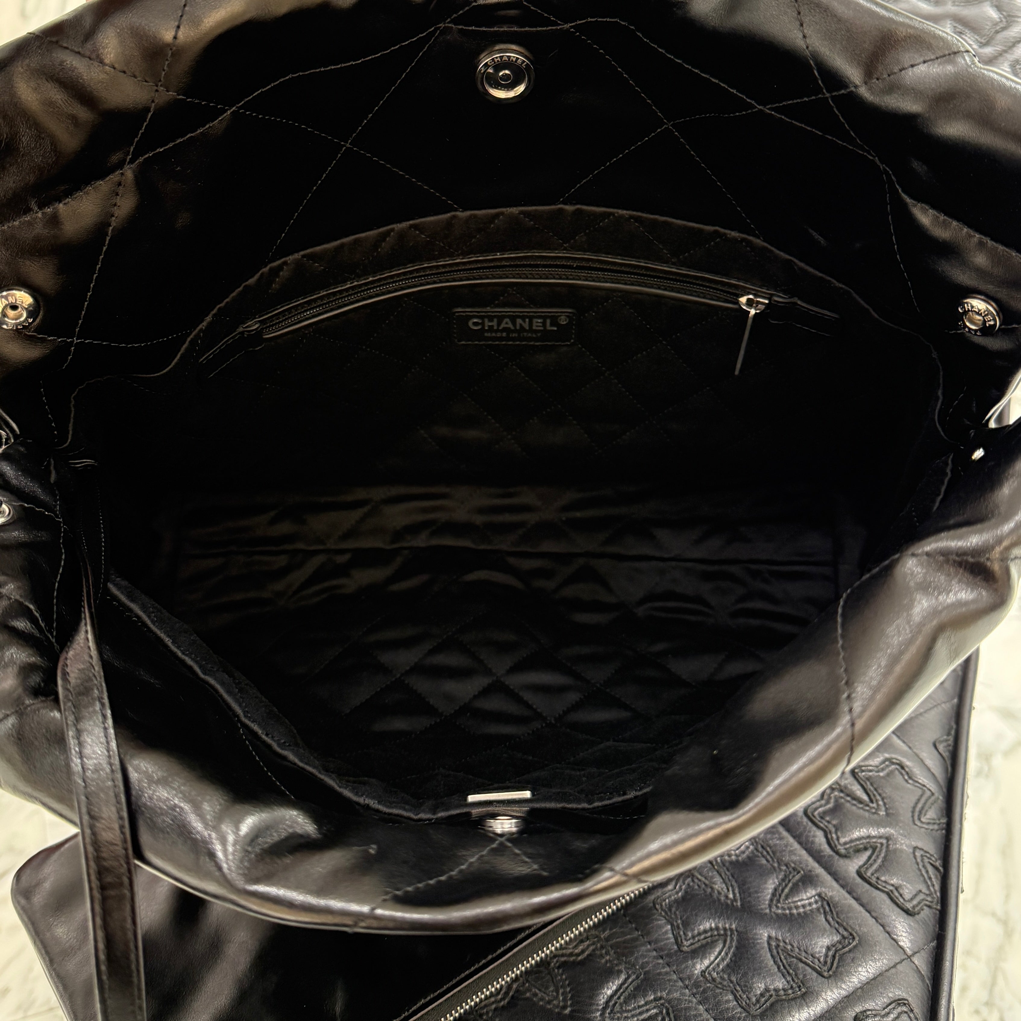 CHANEL 22 Small Shiny Calf Leather Chain Shoulder Bag シャネル 22 スモール シャイニーカーフスキン チェーン ショルダーバッグ