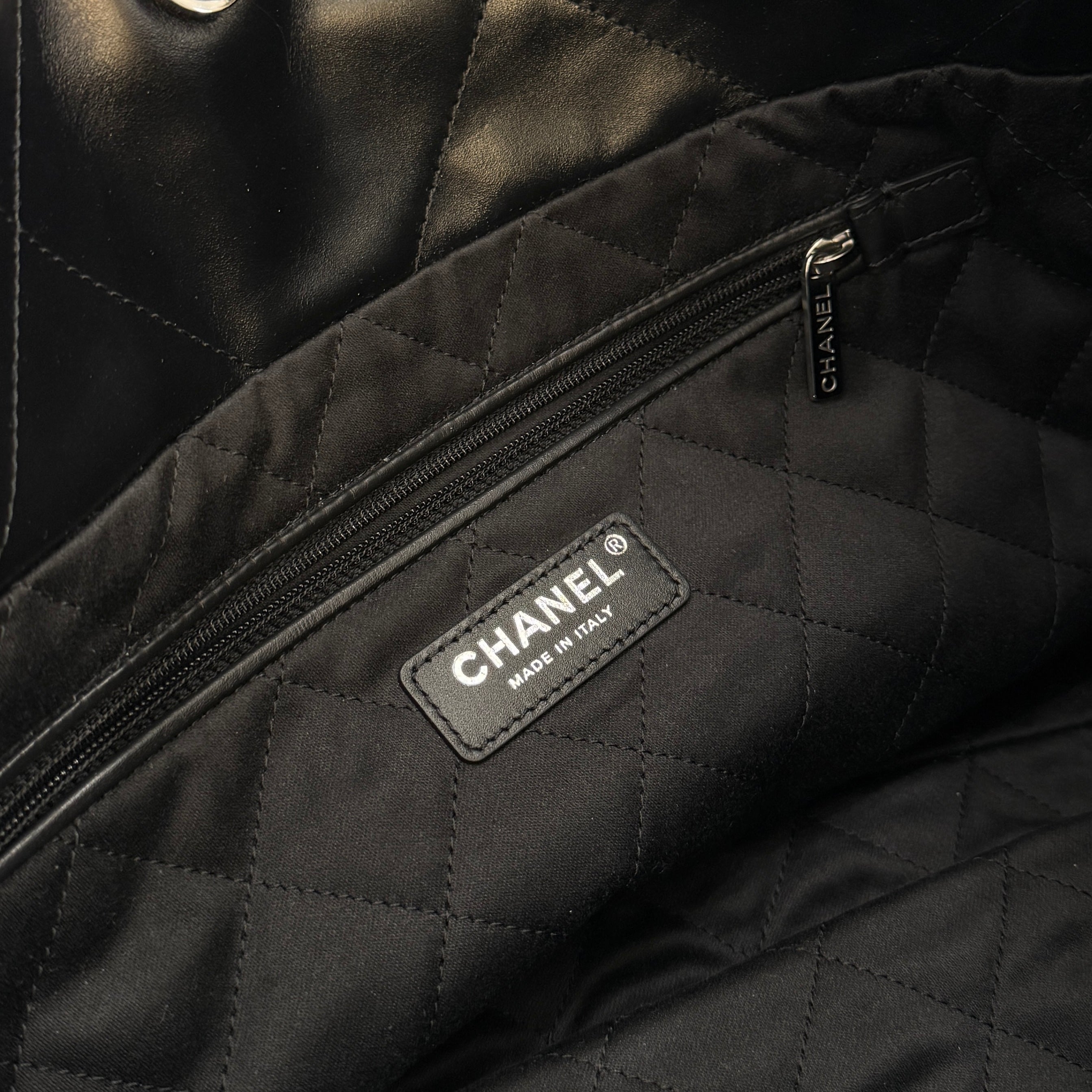 CHANEL 22 Small Shiny Calf Leather Chain Shoulder Bag シャネル 22 スモール シャイニーカーフスキン チェーン ショルダーバッグ