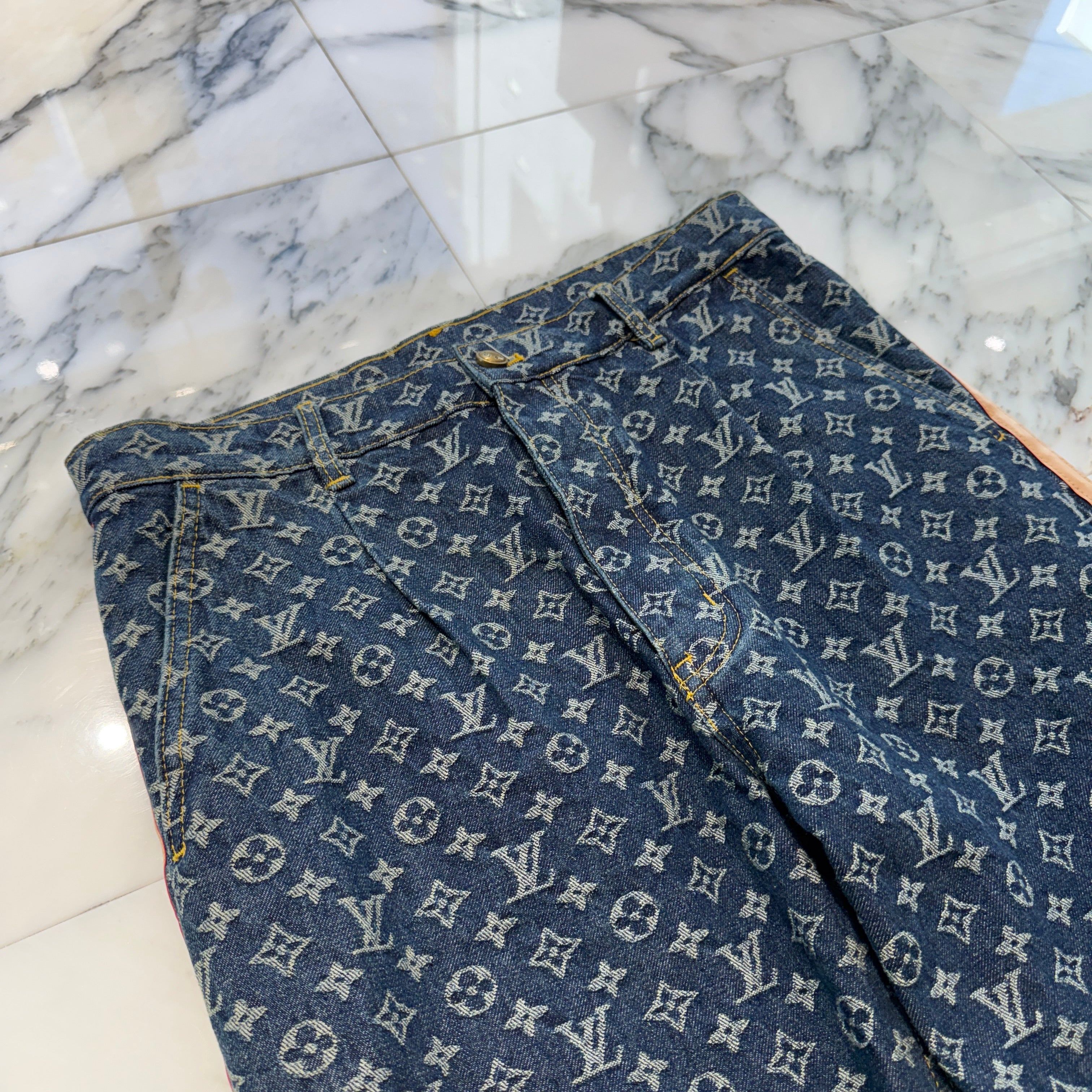 LOUIS VUITTON 2025SS Side Leather Line Monogram Denim Pants HSD10W Size 32 ルイヴィトン サイドレザーライン モノグラム デニムパンツ サイズ32