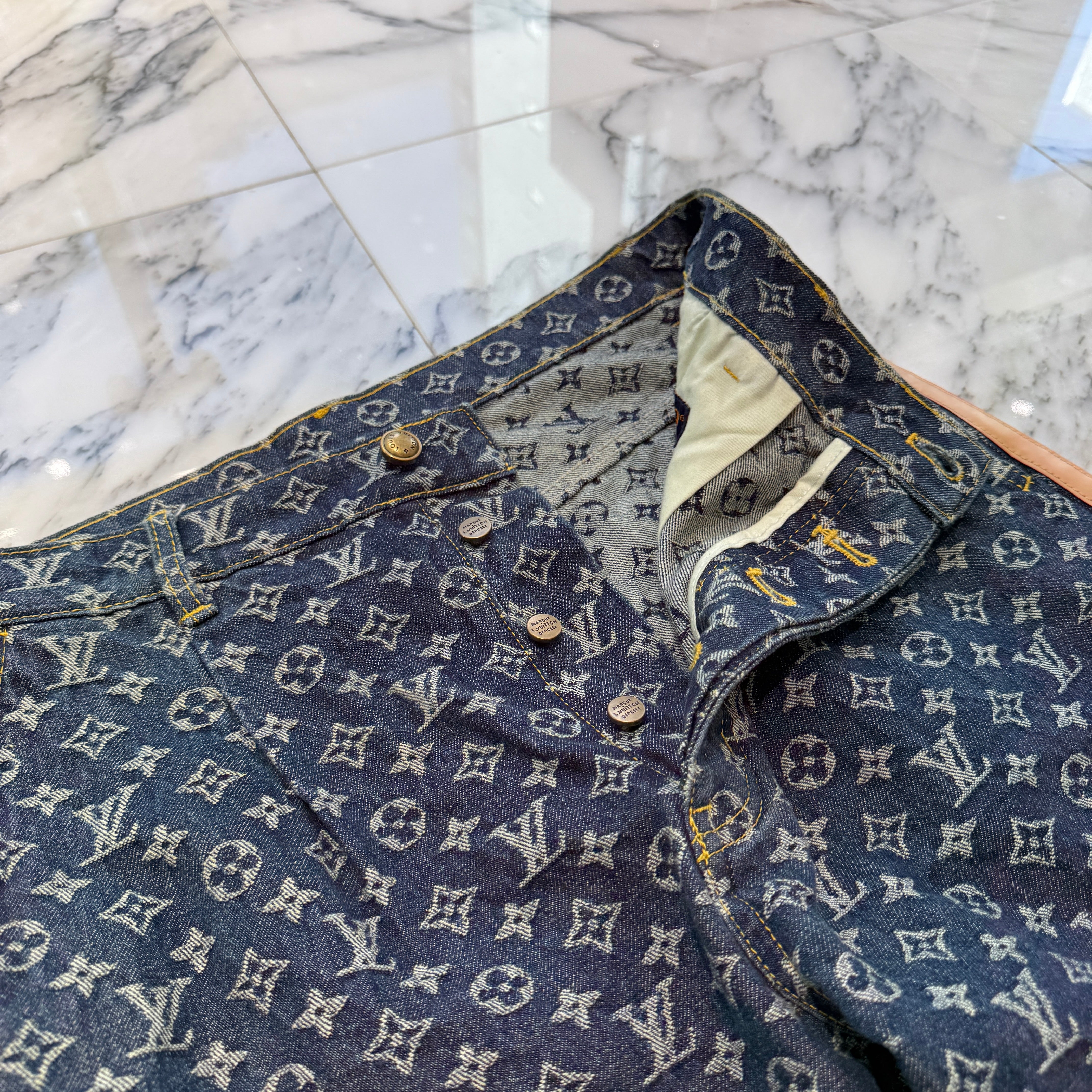 LOUIS VUITTON 2025SS Side Leather Line Monogram Denim Pants HSD10W Size 32 ルイヴィトン サイドレザーライン モノグラム デニムパンツ サイズ32