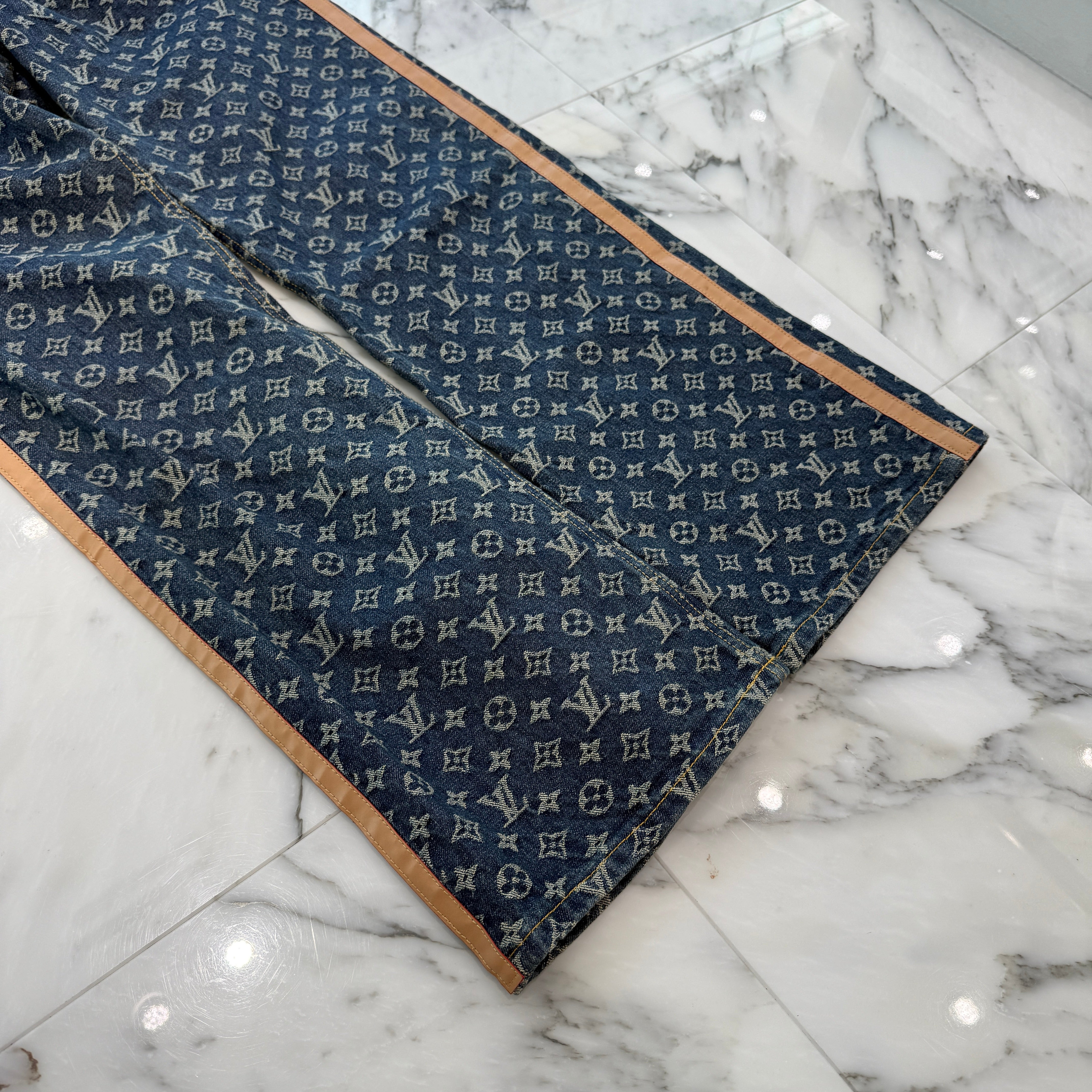 LOUIS VUITTON 2025SS Side Leather Line Monogram Denim Pants HSD10W Size 32 ルイヴィトン サイドレザーライン モノグラム デニムパンツ サイズ32