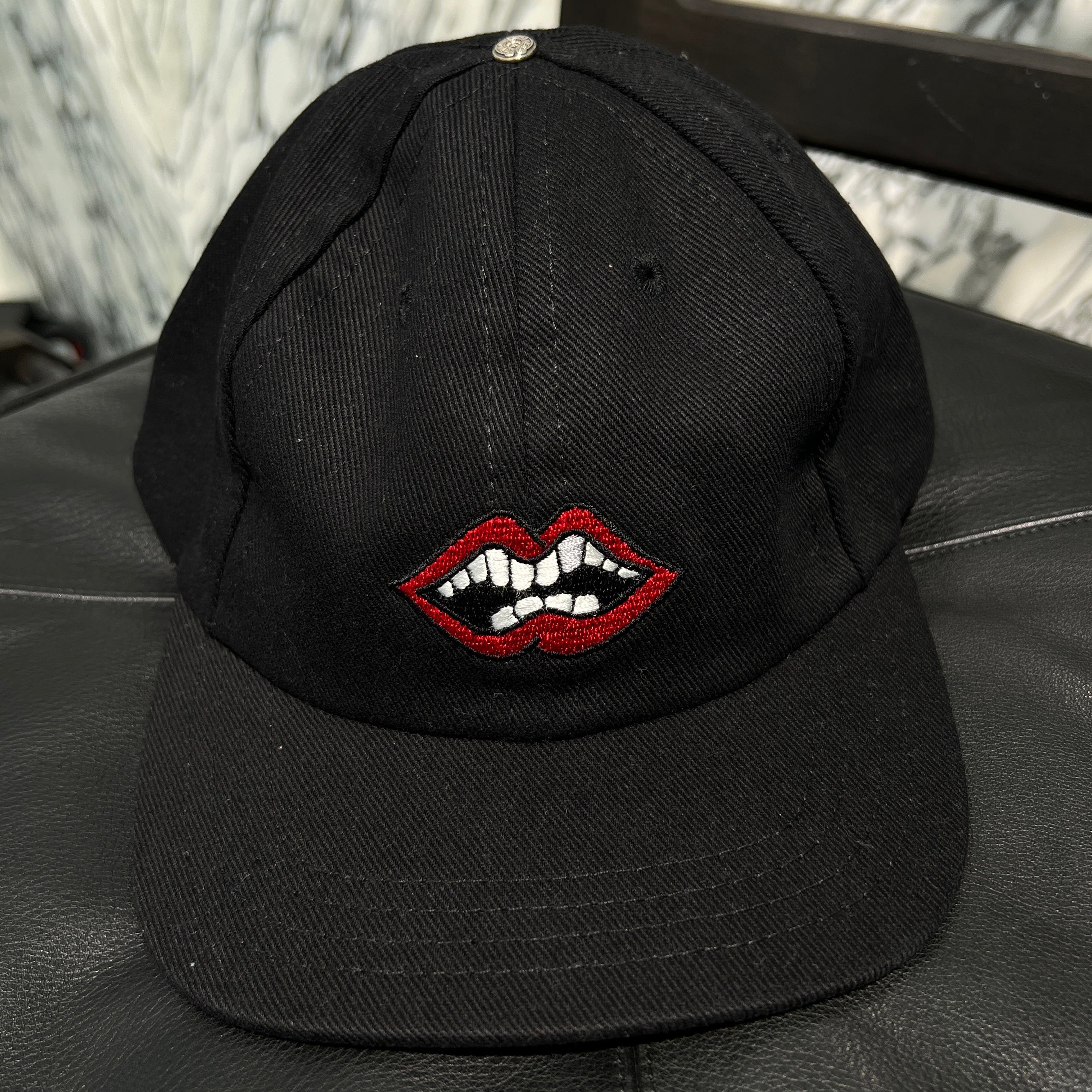 CHROME HEARTS × MATTY BOY Chomper Patch Leather Belt Trucker Cap Size ONE SIZE（53-60） クロムハーツ × マッティボーイ チョンパー パッチ レザーベルト トラッカーキャップ ONE SIZE（53-60）