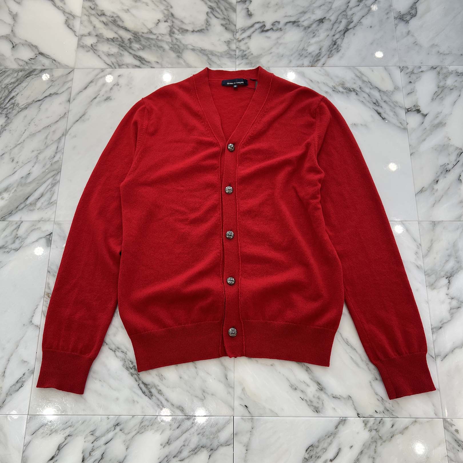 CHROME HEARTS クロムハーツ × COMME des GARCONS CASHMERE CARDIGAN クロスボールボタン カシミア ニットカーディガン レッド KP-N001 CHROME HEARTS × COMME des GARCONS Cross Ball Button Cashmere Knit