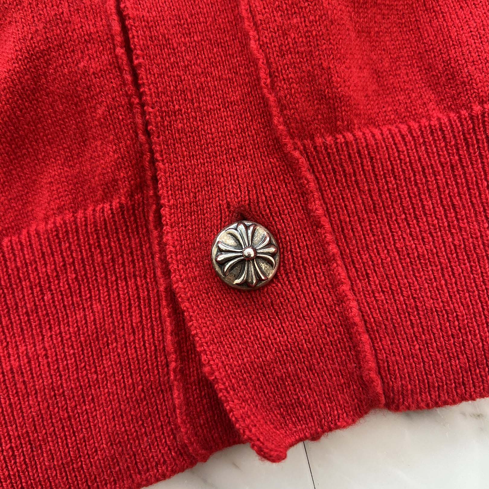 CHROME HEARTS クロムハーツ × COMME des GARCONS CASHMERE CARDIGAN クロスボールボタン カシミア ニットカーディガン レッド KP-N001 CHROME HEARTS × COMME des GARCONS Cross Ball Button Cashmere Knit