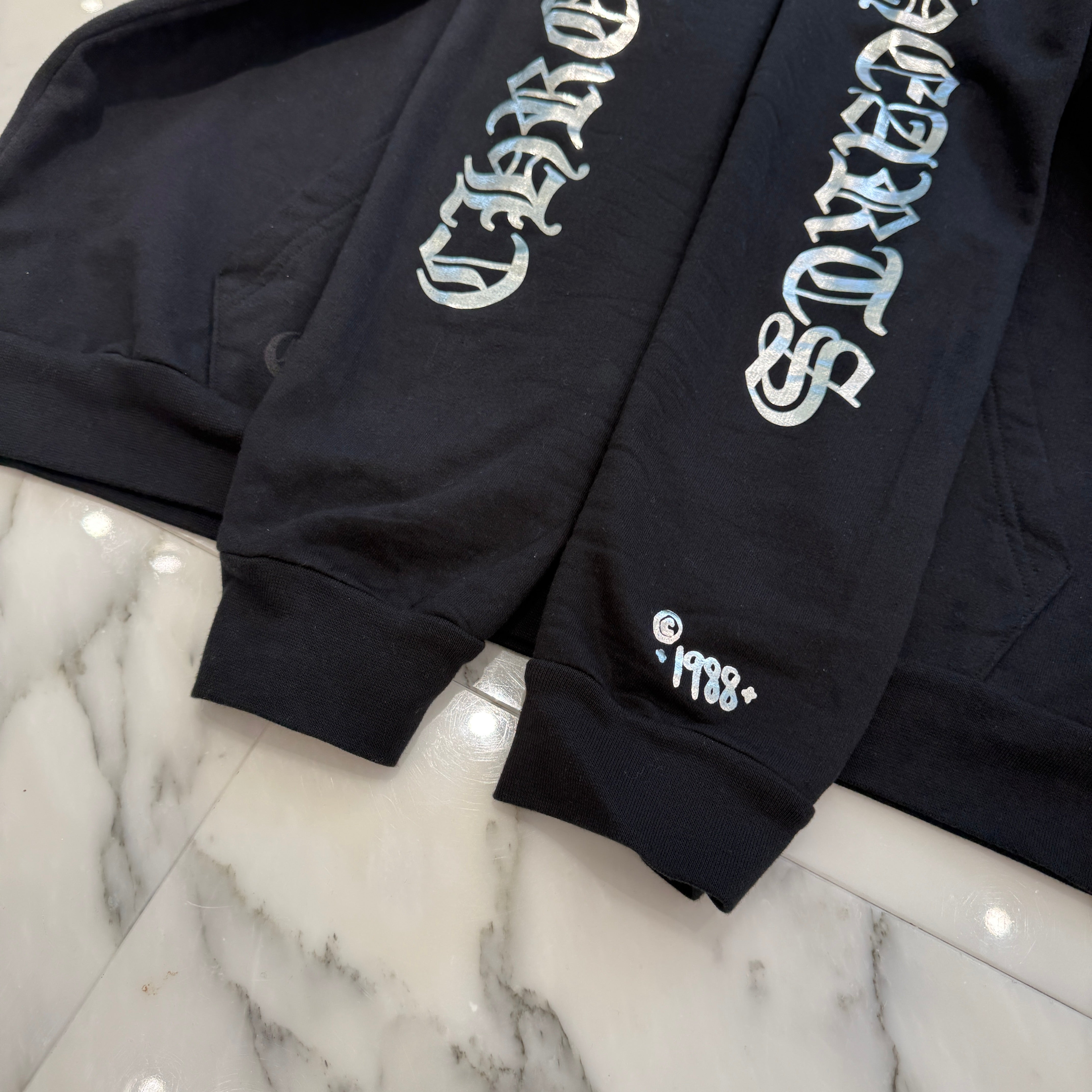 CHROME HEARTS 2025AW 1988 Silver Vertical Logo Pullover Hoodie Size XL クロムハーツ 1988 シルバー ヴァーティカルロゴ プルオーバーフーディー サイズXL