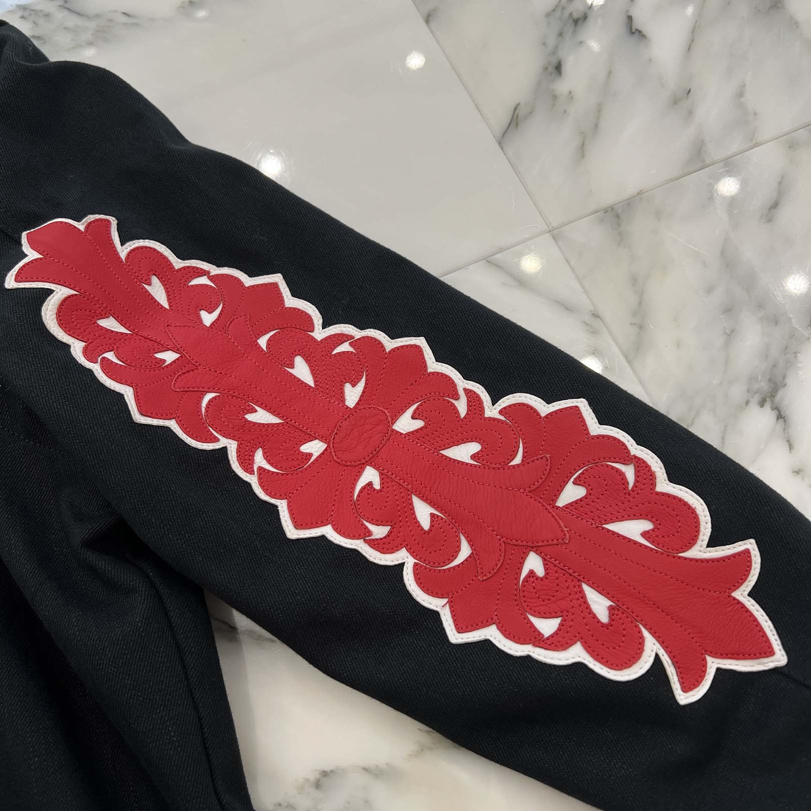 CHROME HEARTS Floral Cross Leather Patch Flare Knee Sleeve Denim Jacket Size M クロムハーツ フローラルクロス レザーパッチ フレアニー スリーブ デニムジャケット サイズM