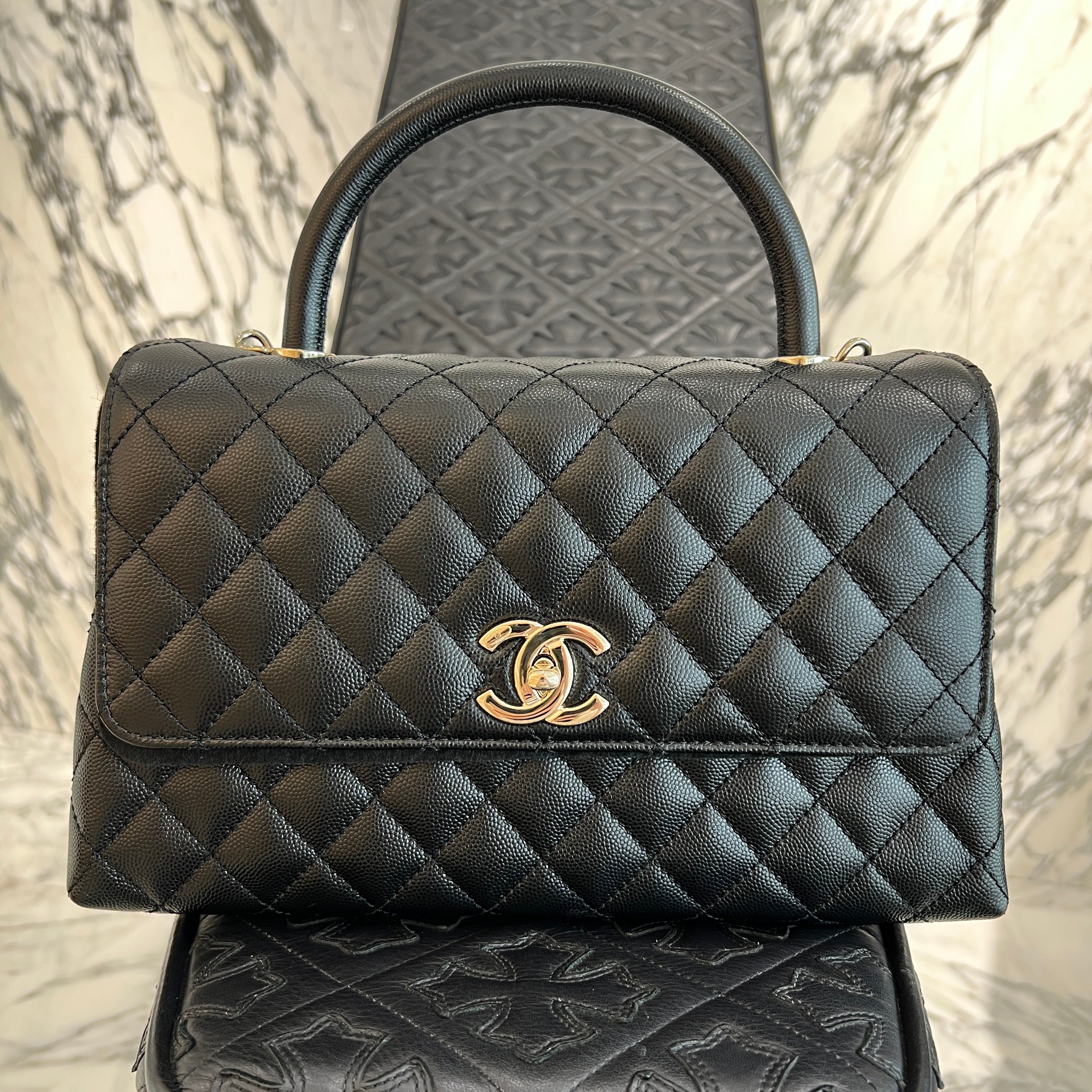 シャネルバック 人気のBlackキャビアスキン】CHANEL 22 ミニ ハンドバッグ