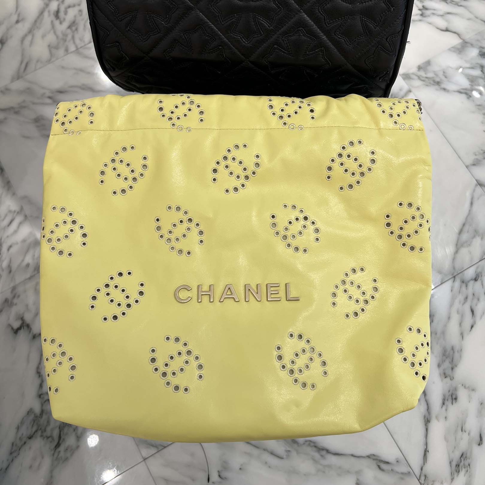 CHANEL 22 Small Shiny Calf Leather Chain Shoulder Bag シャネル 22 スモール シャイニーカーフスキン チェーン ショルダーバッグ