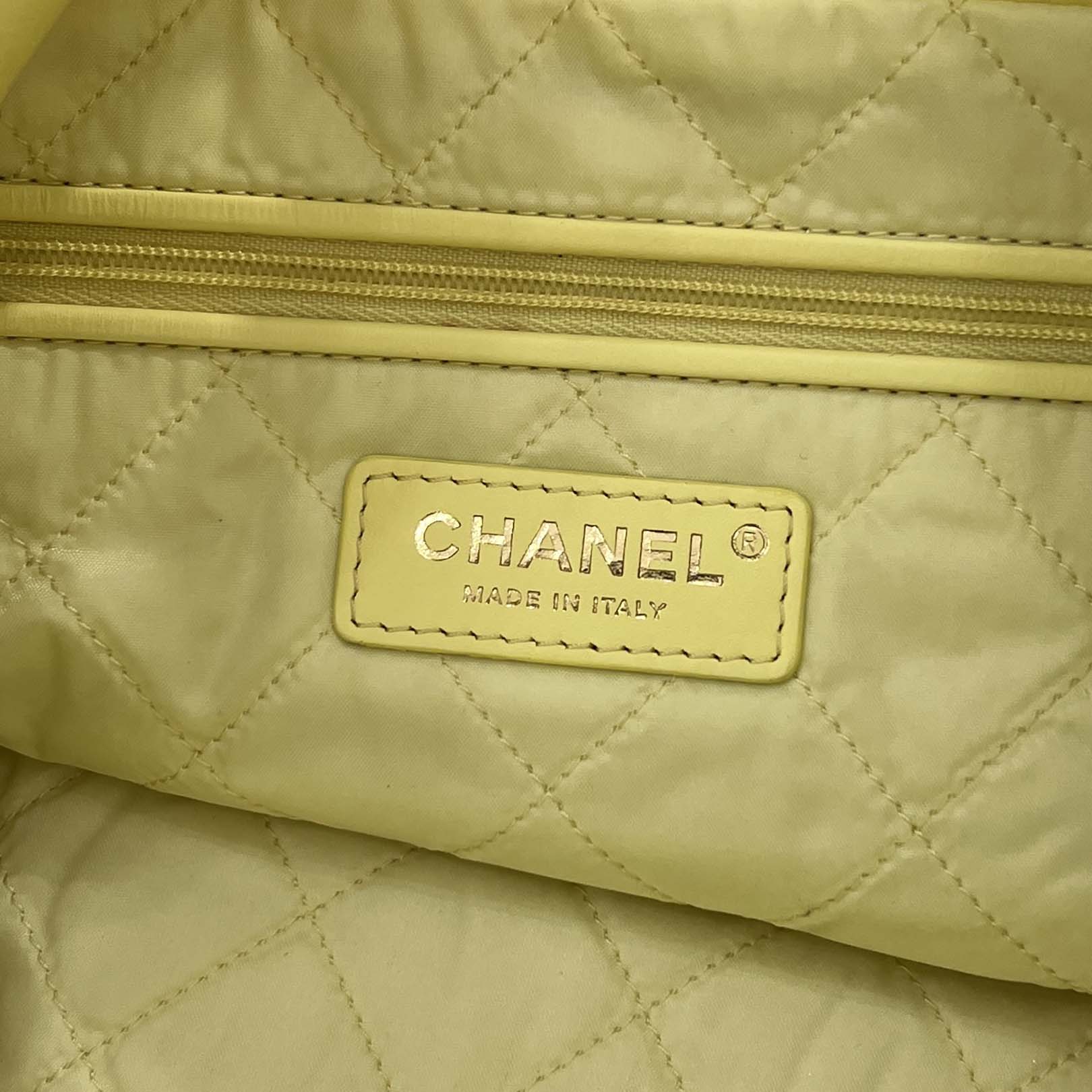 CHANEL 22 Small Shiny Calf Leather Chain Shoulder Bag シャネル 22 スモール シャイニーカーフスキン チェーン ショルダーバッグ